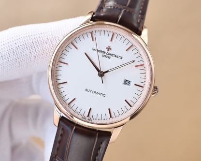 【TW 最新熱門款🔥】江詩.丹頓🆕Vacheron constantin 經典之美品鑒江詩.丹頓傳承系列腕表！
1⃣️團隊歷時9個月精心設計，敢為人先，力求完美，突破多層技術瓶頸💪
2️⃣ 市場獨家最新鍋蓋玻璃材質，超強的3D立體感，超薄工藝，超強夜光，直徑42mm👏
3️⃣款式採用原裝9015®機芯，每小時振頻28800次，零返修®質量✅
4⃣️ 錶盤上採用經典獨家內影，更顯示出這款腕表的華貴氣質🕶
5⃣️ 款式搭配意大利牛皮讓手腕更貼合舒適
   🔥頂級出品 精品不斷🔥