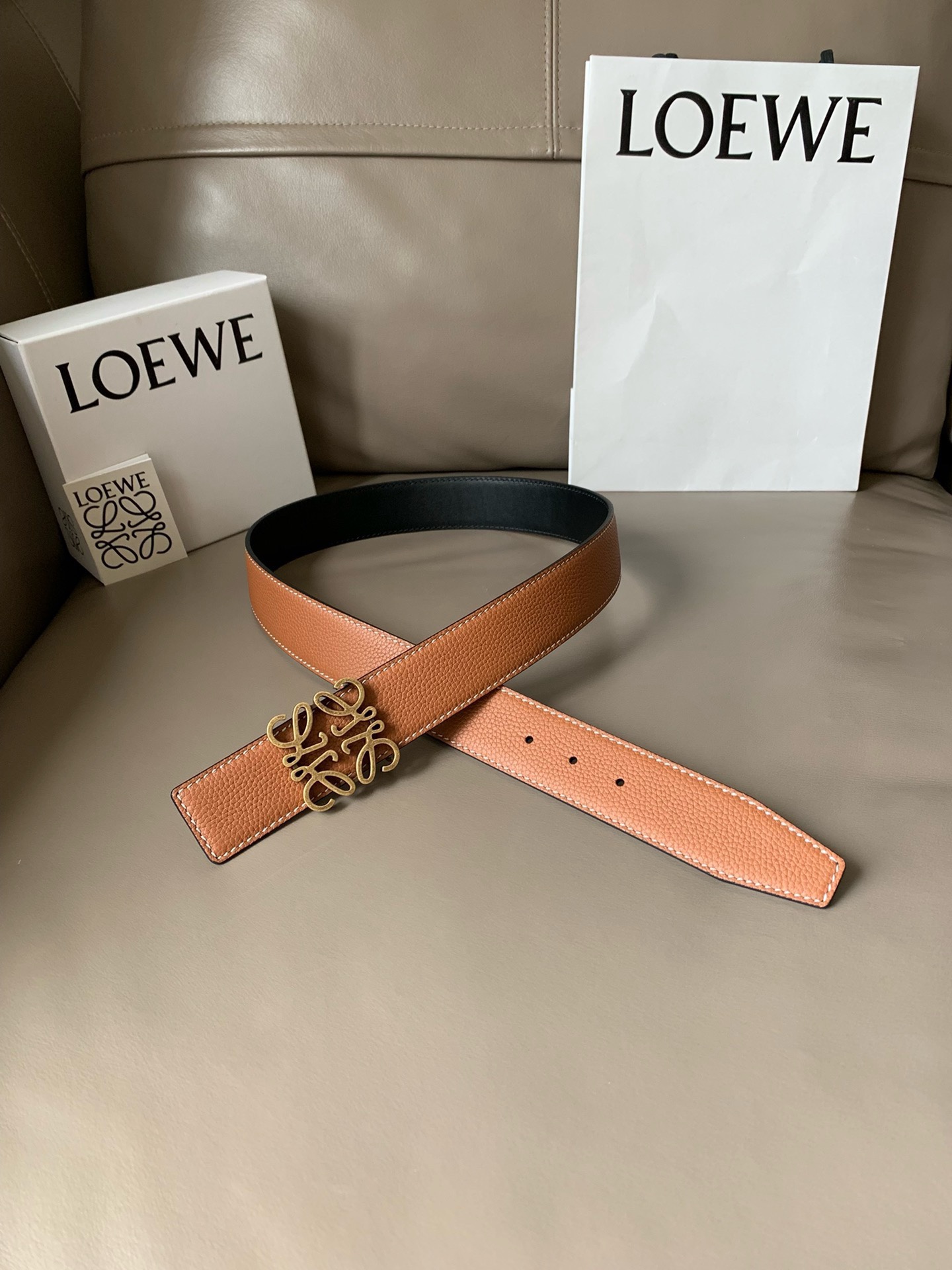 羅意威LoEWE 4.0cm正反兩穿腰帶，選用壓紋牛皮革製成，反復Anagram圖案
