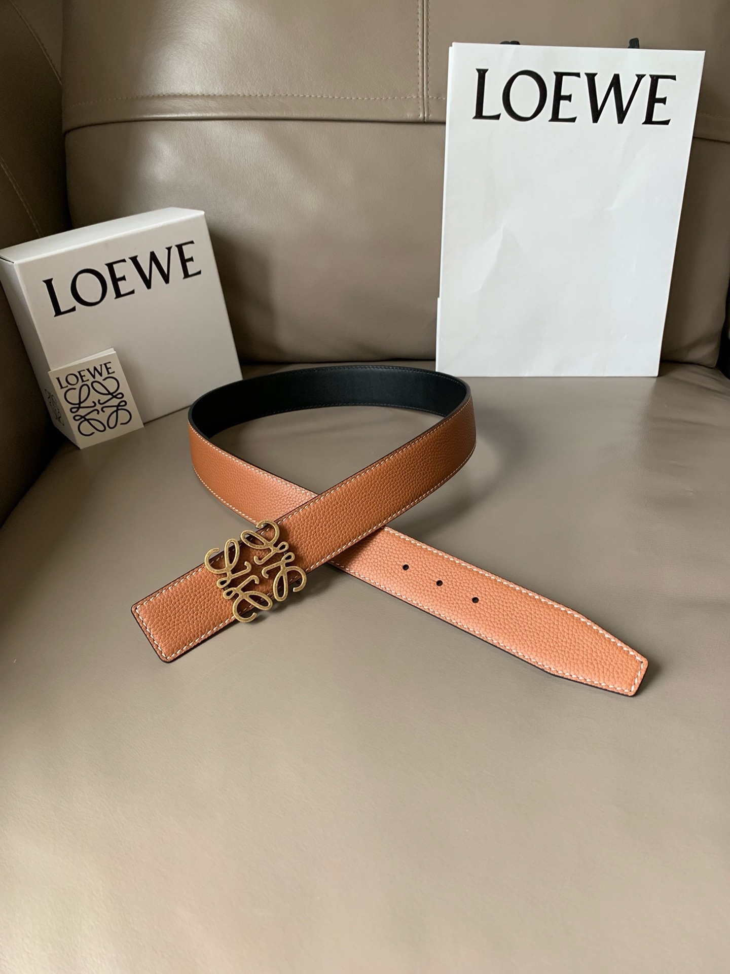 羅意威LoEWE 4.0cm正反兩穿腰帶，選用壓紋牛皮革製成，反復Anagram圖案