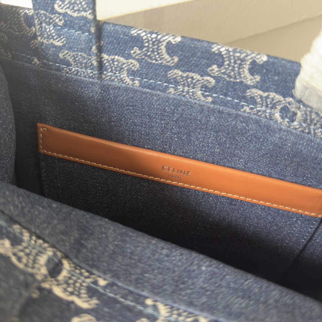 CELIN-E 24s春夏～新款｜CABAS THAIS通體TRIOMPHE牛仔布和牛皮革手袋
新品分享｜✨～24春夏新品來啦💙丹寧牛仔小托特復古小托特～夏季必備牛仔系列！通體凱旋門印花logo+立體凱旋門皮標+織物襯里～配置肩帶 可拎可背～實用又百搭 
 尺寸：25.5-18.5-12 肩帶：44cm
型號：199162