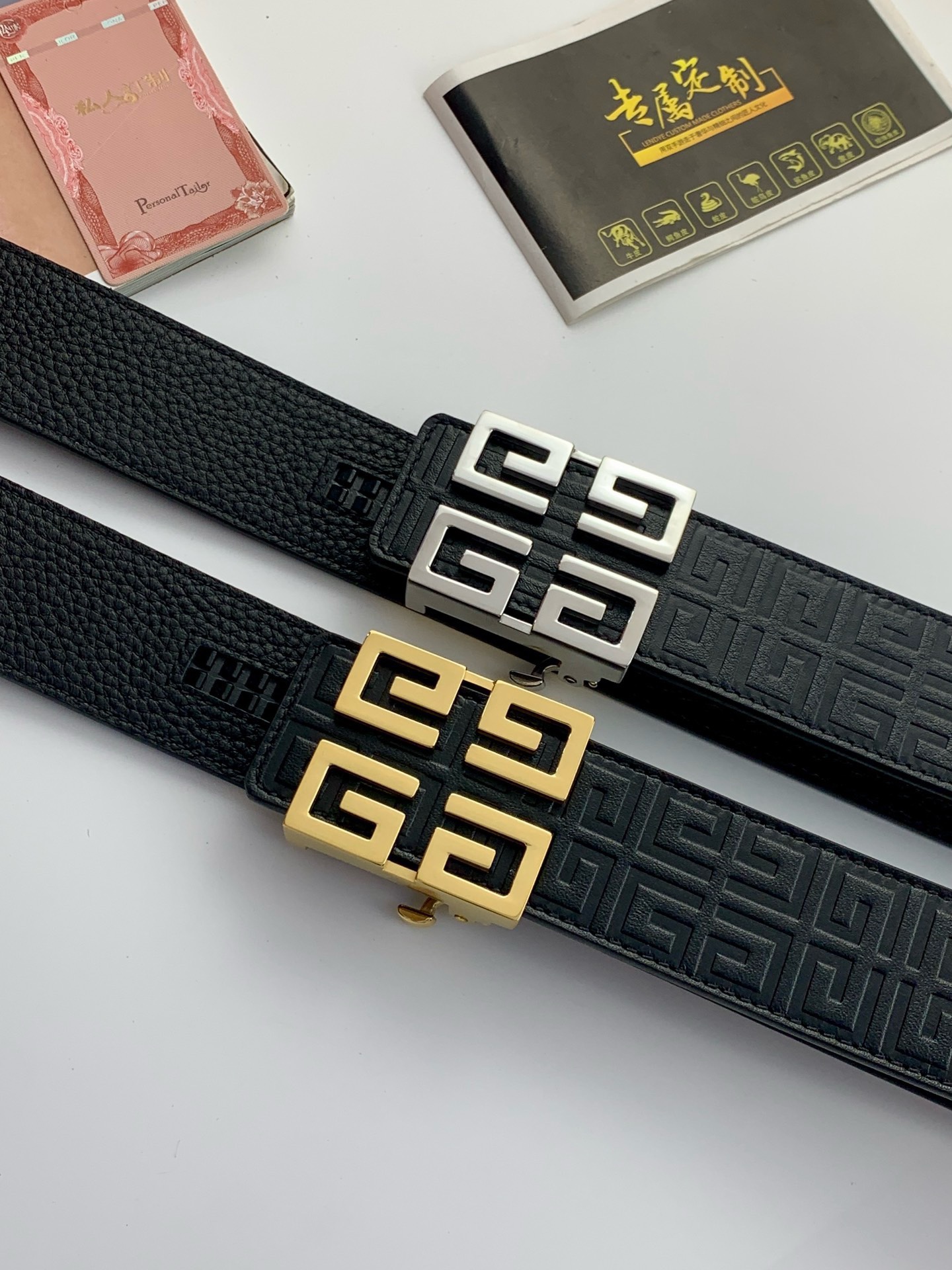 【紀梵希】新款男士 頭層小牛皮黑色壓花腰帶，內襯荔枝紋底，寬38毫米.搭配不鏽鋼經典4G自動扣.商務服裝造型的完美搭配。永恆經典！