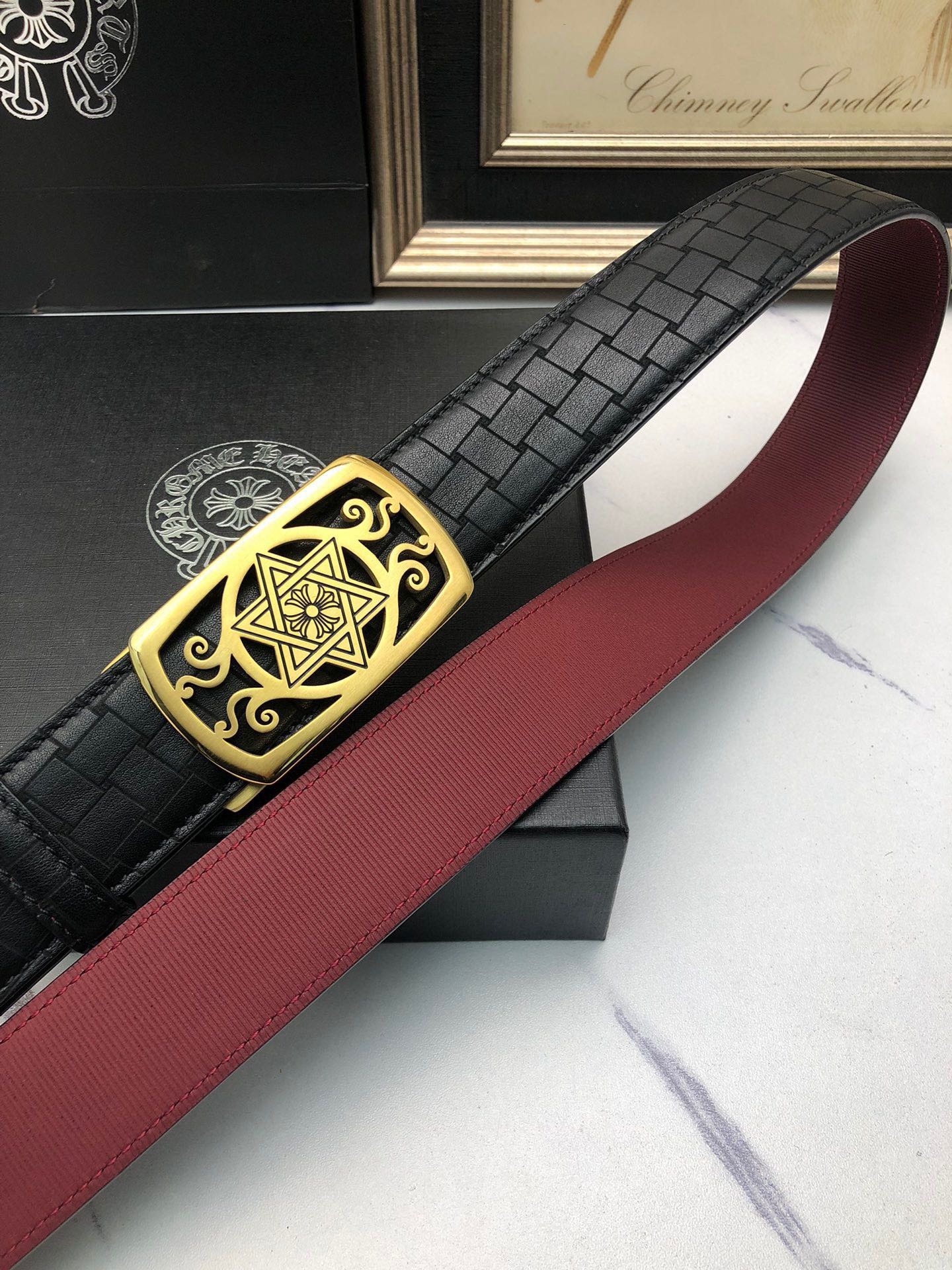 克羅星：原單頭層牛皮燙印花紋面，內襯頭層小牛皮底，搭配原單自動扣，可裁剪的自動帶，此款腰帶面雙採用意大利原定廠制進口牛皮帶身 ，對專版櫃足寬3.5