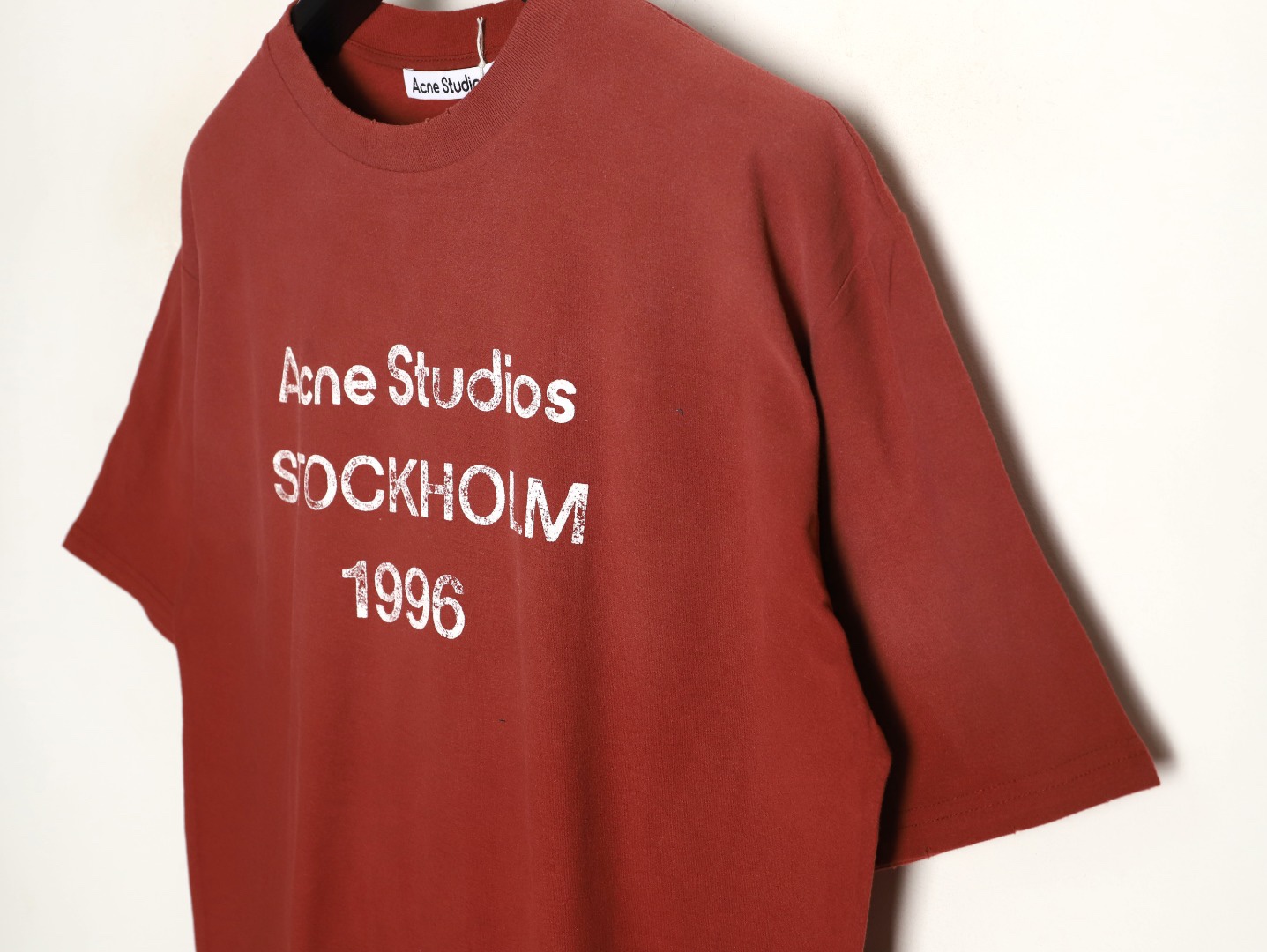 🔝Acne Studios 26SS 1996字母印花短袖T恤
面料是定制定染的32支220g原版双纱棉，胚布经过高盂环保染色，裁大货前还要进行高温环缩水，降低缩水率的同时使得手感更柔软舒适，印花方面必须五层胶浆，第一遍必须为进口打底浆，填平布料上极为细小的线洞，再由高温床烤干再剧颇色，采用油墨因热平网印花，一共刷五层，每一层间隔为时间为30分钟，才能保证出来的成品保持原版的质感，全套开发辅料
尺码：S-XL