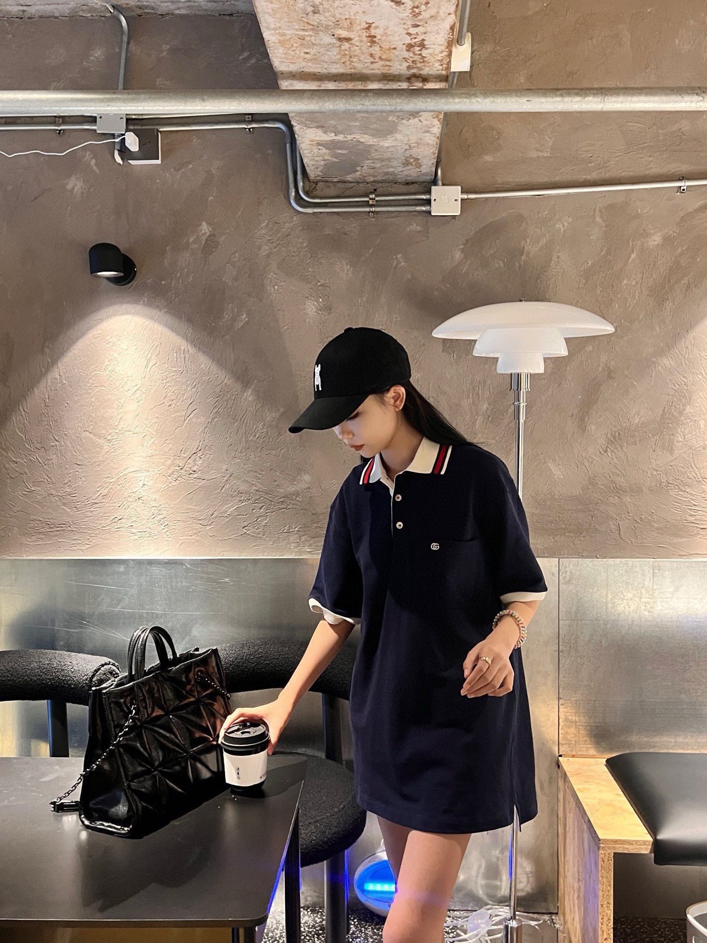 Gucci/古馳 24ss 胸口雙G刺繡Polo短袖
原購入，採用60支雙股250克重棉氨混紡雙面珠地面料，條紋相間拼色衣領定為雙系統提花定織扁機製成。GG互扣刺繡圖案採用進口田島機器，榻榻米刺繡搭配挨針繡工藝，刺繡非常的飽滿，精細針法綿密，以榻榻米刺繡工藝打底，挨針繡描廓邊緣及字母繡花，層次清晰豐富立體。前胸無明線無散口雙層面筒，袖口縫盤螺紋同為扁機織造，採用TAJIMA進口機台加工，人工手縫領標開背領標帶防偽芯片，紐扣開模天然塔羅貝炭黑刻字牛角扣，三標輔料同步定 制。經典翻領設計