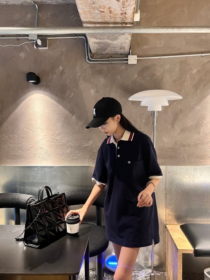 Gucci/古馳 24ss 胸口雙G刺繡Polo短袖
原購入，採用60支雙股250克重棉氨混紡雙面珠地面料，條紋相間拼色衣領定為雙系統提花定織扁機製成。GG互扣刺繡圖案採用進口田島機器，榻榻米刺繡搭配挨針繡工藝，刺繡非常的飽滿，精細針法綿密，以榻榻米刺繡工藝打底，挨針繡描廓邊緣及字母繡花，層次清晰豐富立體。前胸無明線無散口雙層面筒，袖口縫盤螺紋同為扁機織造，採用TAJIMA進口機台加工，人工手縫領標開背領標帶防偽芯片，紐扣開模天然塔羅貝炭黑刻字牛角扣，三標輔料同步定 制。經典翻領設計