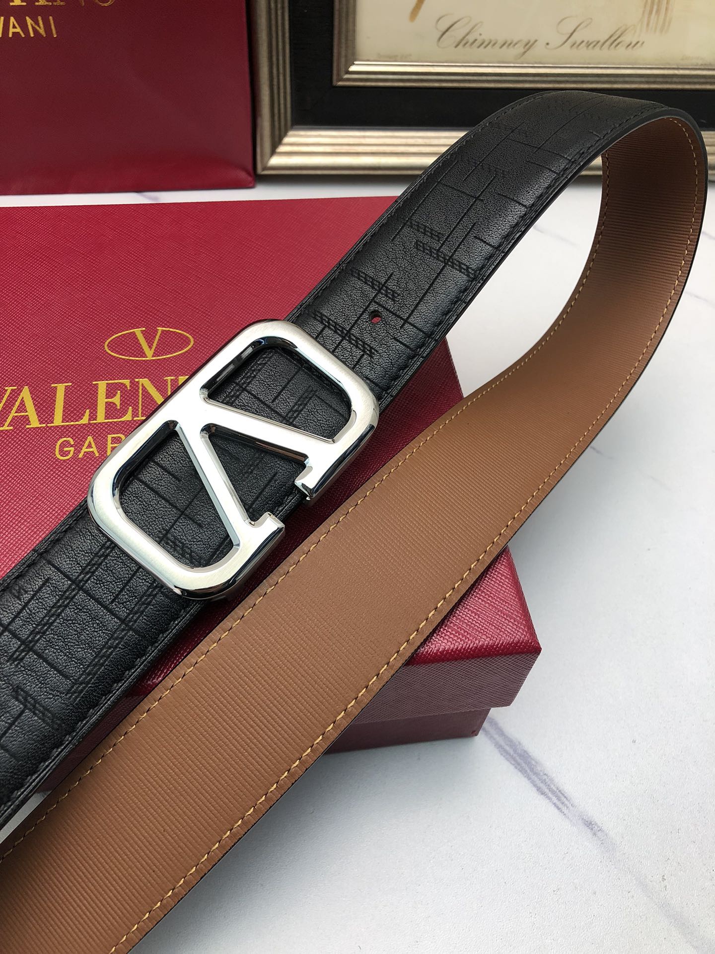 華倫天奴：原單頭層小牛皮燙印花紋，內襯平紋牛皮底，營造織紋外觀。飾以標誌原單扣。專櫃寬度4.0