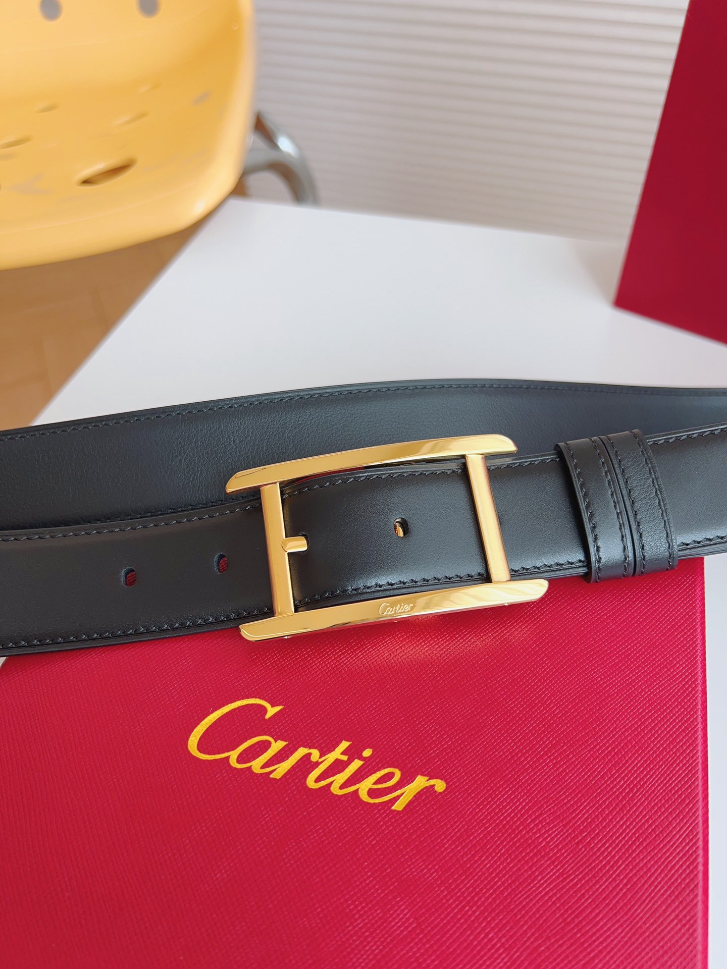 
Cartier（卡地亞）憑借匠心傑作展現與眾不同的美感，融合精湛工藝與經典設計，演繹雋永風格；瀟灑不羈，果敢獨立！此款式易搭配服飾；休閒正裝兩相宜。皮帶寬度：35mm