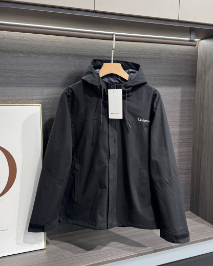 lululemon 機能衝鋒衣 | 雙緯記憶T800面料，戶外通勤全能王！
懂行的都知道，lululemon這件衝鋒衣的面料才是真·黑科技！採用雙緯記憶T800面料，防水4級以上，防風防雨、抗皺透氣、防刮耐磨，立體有型不軟塌，里料更是抗靜電布，應對乾燥天氣或特殊場所都毫無壓力！
- 防護拉滿：防潑拒水+防風鎖暖+透濕排網，暴雨天不漏水，大風天不透涼，運動時還能快速排汗，戶外徒步、通勤驟雨都能穩穩hold住。
- 細節質感：可調節抽繩連帽+隱形拉鍊口袋，胸口lululemon Logo+下擺壓印