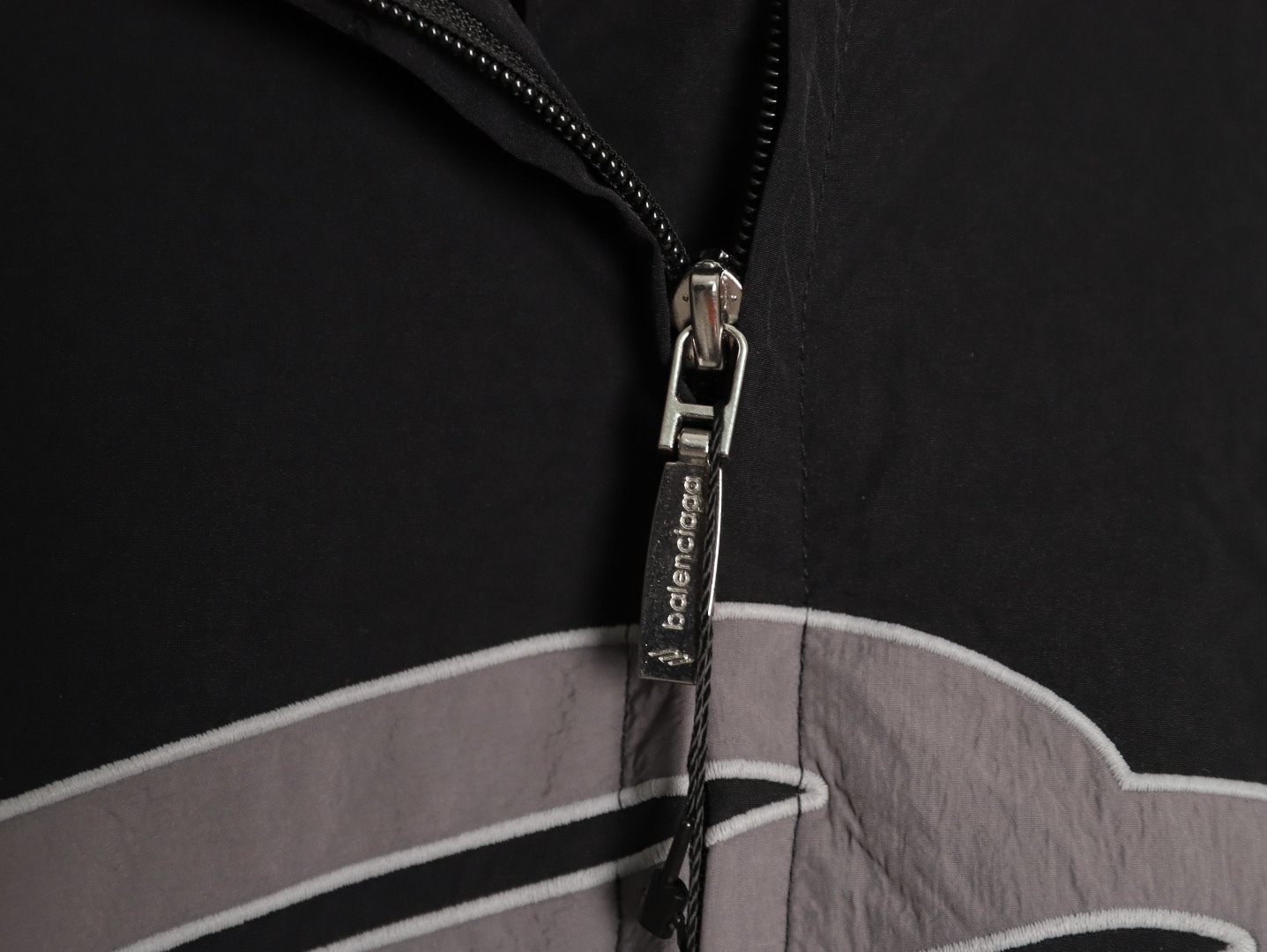 🔝Balenciaga 巴黎世家 26SS 3M徽章衝鋒衣夾克外套
Football系列夾克 黑色主調+灰色Logo刺繡 緞面材質自帶光澤 oversize版型超顯瘦 立領設計利落有型 袖口和下擺細節豐富 左下角“88”數字+品牌元素 辨識度超高 日常街頭、暗黑風都能輕鬆駕馭 搭配同系列衛衣或褲子 酷感造型輕鬆get
尺碼：XS-L