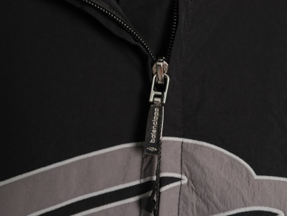 🔝Balenciaga 巴黎世家 26SS 3M徽章衝鋒衣夾克外套
Football系列夾克 黑色主調+灰色Logo刺繡 緞面材質自帶光澤 oversize版型超顯瘦 立領設計利落有型 袖口和下擺細節豐富 左下角“88”數字+品牌元素 辨識度超高 日常街頭、暗黑風都能輕鬆駕馭 搭配同系列衛衣或褲子 酷感造型輕鬆get
尺碼：XS-L