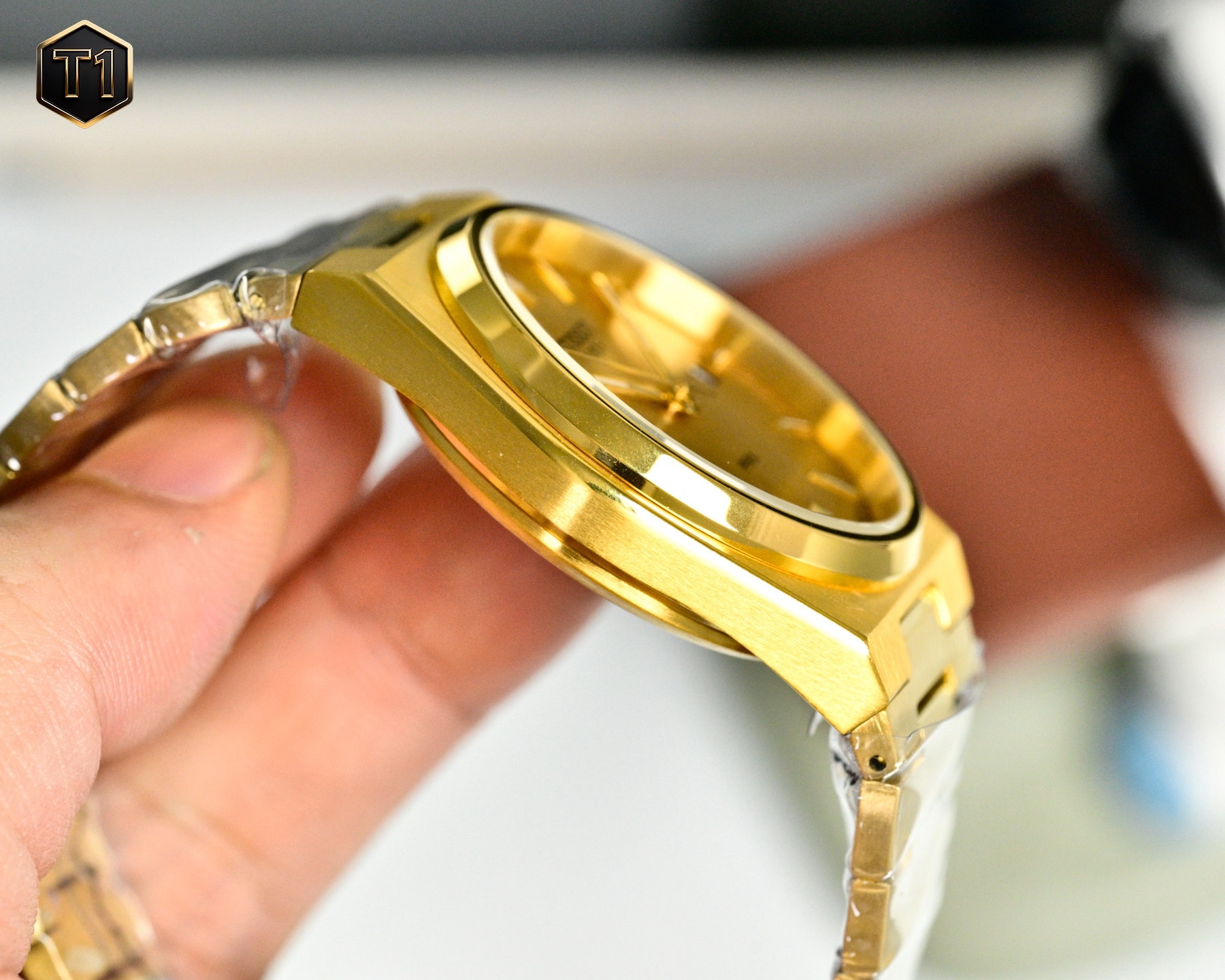 原單品質 天梭（TISSOT）PRX系列  T137.410.11.031.00 復古時尚 商務男士石英腕表火爆登場  ❤️❤️
憑借disco 風格設計 此系列腕表打破了復古與潮流的界限，將上世紀70年代情懷融於現代時尚，重塑時代經典魅力，時刻驚艷在線。秉持創新源於傳統的品牌理念，為其配了酒桶型表殼，配備了“一體式精鋼錶鏈”（融錶鏈，表耳，表殼於一體）。方寸之間卻有匠心獨運，天梭攜手復刻經典力作，呈現1911年腕表造型設計，這一刻，著古潮今。搭載瑞士石英機芯，藍寶石玻璃，316瑞士鋼，100米深度防