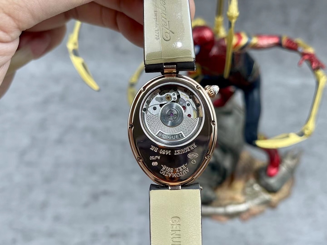 [玫瑰][玫瑰]最強 升級版 頂級 復刻女款 寶璣那不勒斯皇后系列，
【表殼】腕表尺寸分別為中號36.5x28.5毫米 
鵝卵形表殼高雅大氣，表殼外緣飾有錢幣紋。表圈和表殼周圍鑲嵌共117顆施華洛水晶（約0.99克拉）。表冠處鑲有一顆梨形晶石（約0.26克拉）
【精彩細節】
1.與原裝吻合，在表殼背部均打有貴金屬標識，效果清晰工整，彰顯腕表檔次。2.穹面玻璃，從側面看不僅有魚眼效果，還能折射鑽石帶來的璀璨光芒，更顯腕表高貴血統。
3.為了達到原裝K金質量的手感，調試了表殼內部結構的配重，做到重量與原版如出