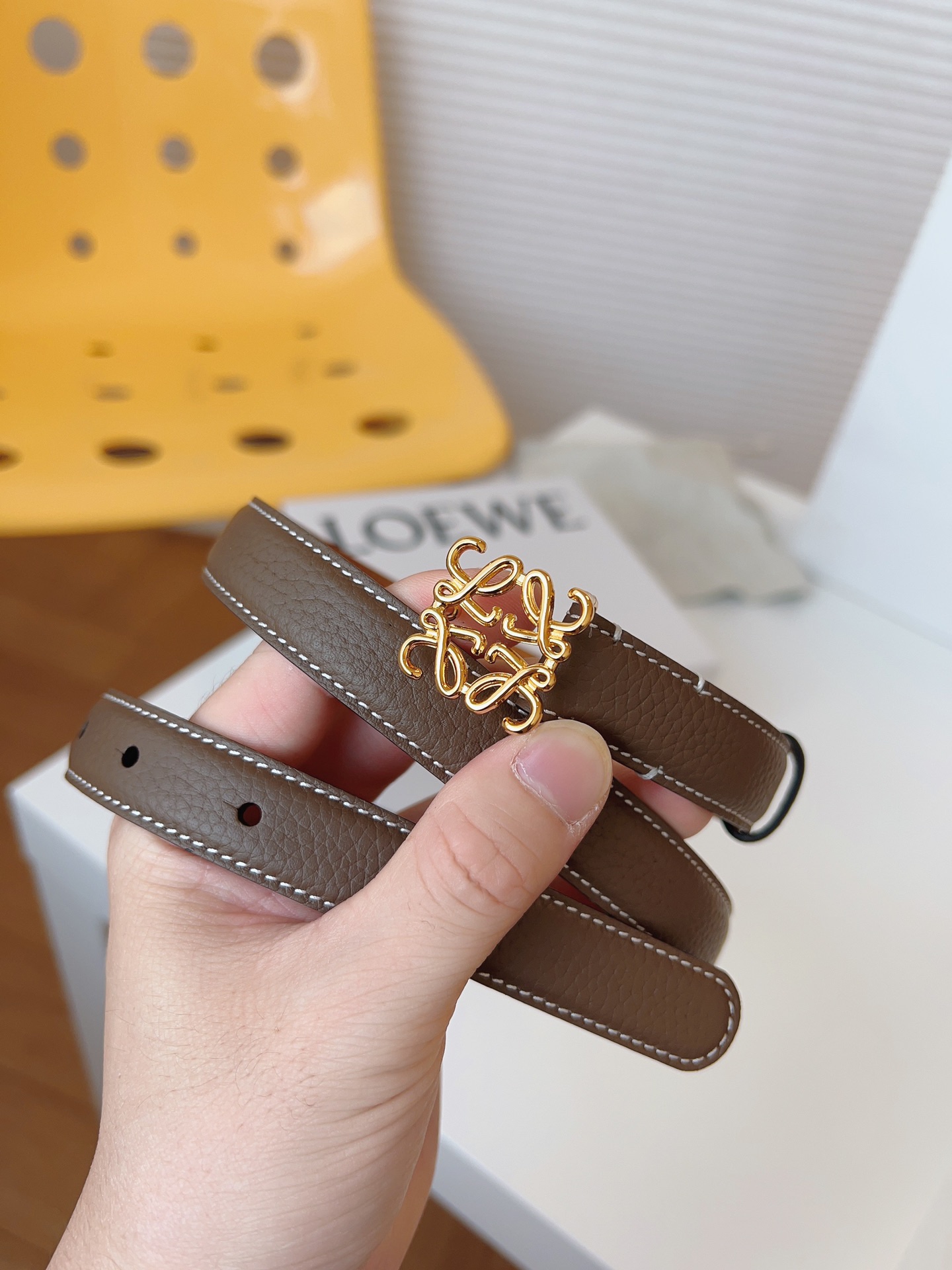 
Loewe 羅意威 經典粒面小牛皮，極簡風格的搭配，腰帶早已不是勒緊褲腰的工具，而是提升衣品，畫龍點睛的飾品；此款腰帶易搭配服飾。皮帶寬度：2.0cm