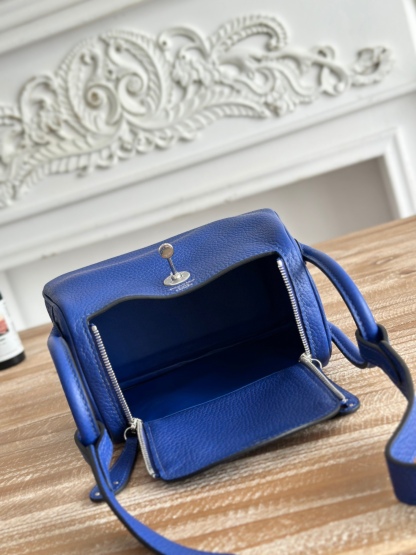 琳迪lindy 19cm	
Tc皮 蜜蠟線半手工縫製
lindy19保留了琳迪包所有細節的完整設計，側口袋、拉鍊等全部都是經典的設計√
這只小可愛暴擊了多少人的少女心