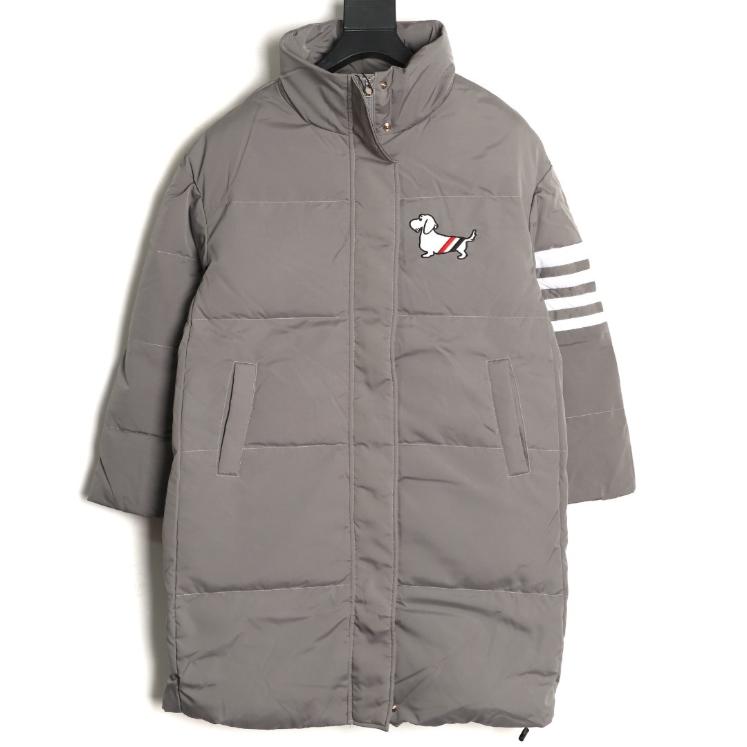 THOM BROWNE/湯姆布朗TB 四槓小狗長款羽絨服
採用進口90鴨絨填充 內外里加雙層內膽不會跑毛 高密度防風抗寒功能性面料 手感柔軟舒適  工藝更是精湛 嚴防鑽絨 採用國際先進的真空充絨技術 增加空氣隔層 不損傷羽線 能保持羽原有的柔軟性、彈性及手感 將羽絨的保暖性發揮到最佳！
N Size：S-M