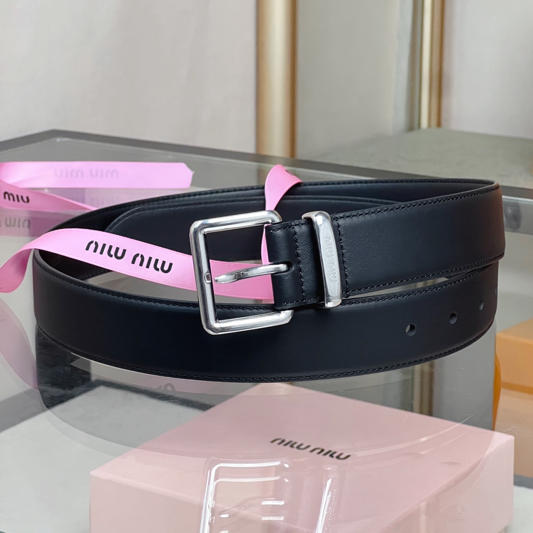 這款皮革腰帶設計簡約而優雅，腰帶環伴以Miu Miu徽標。雙面進口小牛皮 金屬搭扣 腰帶環飾激光雕刻徽標
寬度: 3.5cm
