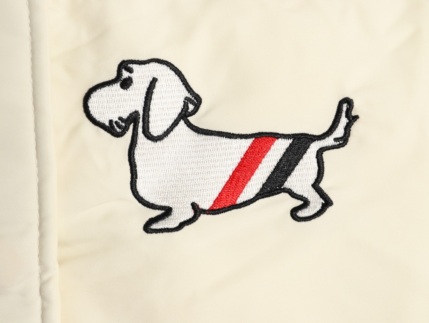 THOM BROWNE/湯姆布朗TB 四槓小狗長款羽絨服
採用進口90鴨絨填充 內外里加雙層內膽不會跑毛 高密度防風抗寒功能性面料 手感柔軟舒適  工藝更是精湛 嚴防鑽絨 採用國際先進的真空充絨技術 增加空氣隔層 不損傷羽線 能保持羽原有的柔軟性、彈性及手感 將羽絨的保暖性發揮到最佳！
N Size：S-M