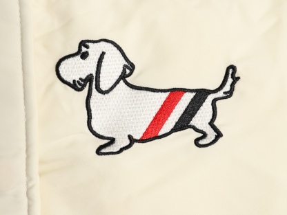 THOM BROWNE/湯姆布朗TB 四槓小狗長款羽絨服
採用進口90鴨絨填充 內外里加雙層內膽不會跑毛 高密度防風抗寒功能性面料 手感柔軟舒適  工藝更是精湛 嚴防鑽絨 採用國際先進的真空充絨技術 增加空氣隔層 不損傷羽線 能保持羽原有的柔軟性、彈性及手感 將羽絨的保暖性發揮到最佳！
N Size：S-M