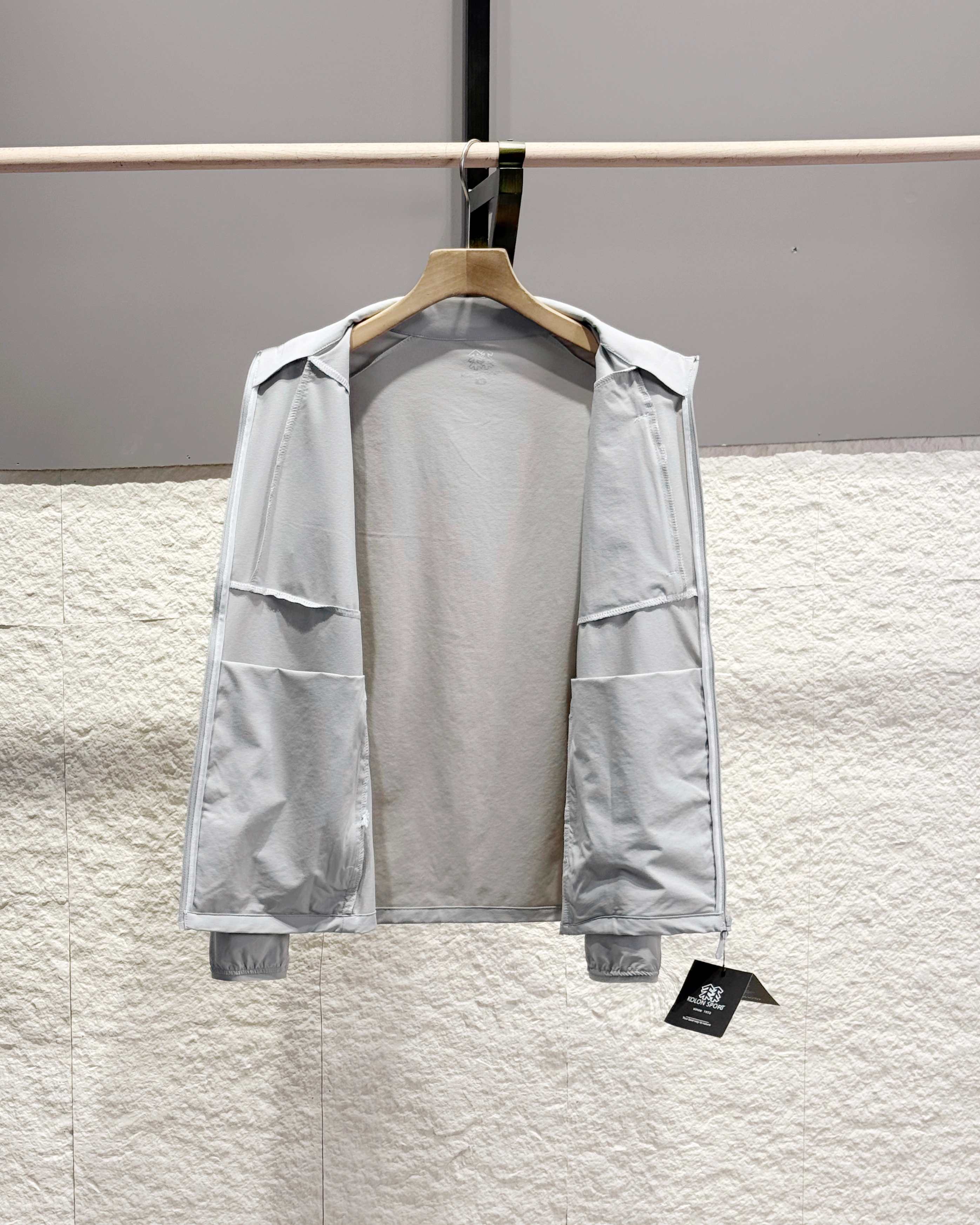 KOLON SPORT可隆🧊🧊  輕量涼感防曬衣情侶款  

戶外輕量化涼感防B1145曬衣上新🆕 ，可隆專櫃同款 在售💰1585+

採用功能性專業戶外防曬型針織材料 88的錦綸和12的氨綸 有非常好的彈性 和防水透氣功能  防曬值upf245+不怕曬傷，縱享戶外陽光☀️有專業檢測報告
彈力接觸涼感，緩解體熱，輕量御風 ，手腕彈力帶收口 ，貼合手腕的同時 提升鑽風性能 ，面料彈力十足 透氣性高  在運動出汗時 ，減少熱量 和粘附感
如果突降小雨還有功能性防水功能 

品質面料做工都無