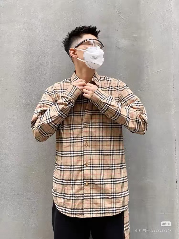 Burberry/巴寶莉 經典口袋小格紋棉質長袖襯衫
面料採用雙股80支梭織小斜紋面料，格紋對位，
紗線定織定染，每個獨立的尺碼都是定位裁片，前幅，口袋，
袖子等部位都是對格對位的，工序複製，費時費料，採用純天然珍珠貝殼紐扣，
洗水嘜定制，多處手工一片一片激光剪裁對位，
所有工序，用料都是ZP做法，區別市面一眼假版本
顏色：卡其小格
S Size：S-XL