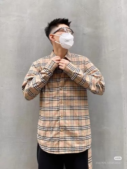 Burberry/巴寶莉 經典口袋小格紋棉質長袖襯衫
面料採用雙股80支梭織小斜紋面料，格紋對位，
紗線定織定染，每個獨立的尺碼都是定位裁片，前幅，口袋，
袖子等部位都是對格對位的，工序複製，費時費料，採用純天然珍珠貝殼紐扣，
洗水嘜定制，多處手工一片一片激光剪裁對位，
所有工序，用料都是ZP做法，區別市面一眼假版本
顏色：卡其小格
S Size：S-XL