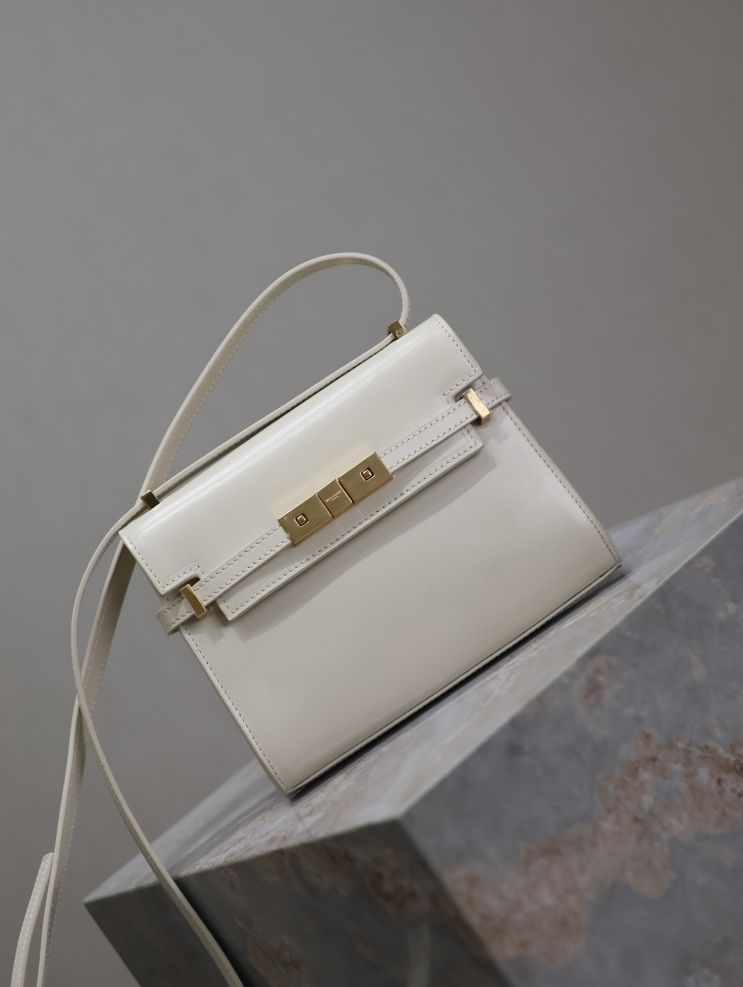 Manhattan mini_腋下/斜挎包
曼哈頓的經典造型，給人一種氣場很大的感覺！全包採用原廠牛皮精心製作，翻蓋中央的金屬搭扣是曼哈頓系列的標誌性元素，包內有一卡袋，無其他多餘隔層，所以自重超級輕！可以肩背 斜挎及腋下背法。整體風格幹練又率性，是超級簡約耐看又大方的款式！
型號：727766
尺寸：19×14×4cm