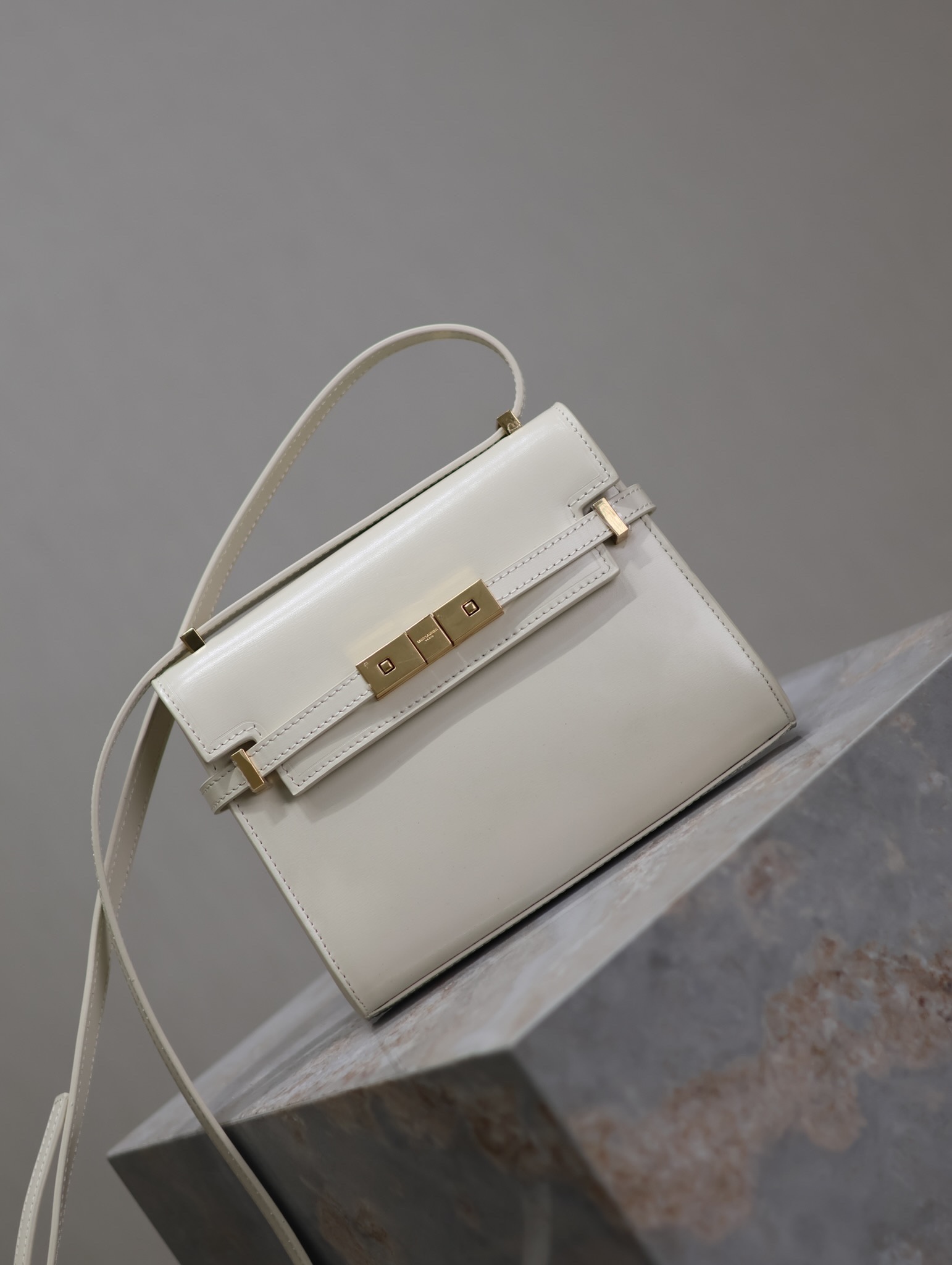 Manhattan mini_腋下/斜挎包
曼哈頓的經典造型，給人一種氣場很大的感覺！全包採用原廠牛皮精心製作，翻蓋中央的金屬搭扣是曼哈頓系列的標誌性元素，包內有一卡袋，無其他多餘隔層，所以自重超級輕！可以肩背 斜挎及腋下背法。整體風格幹練又率性，是超級簡約耐看又大方的款式！
型號：727766
尺寸：19×14×4cm