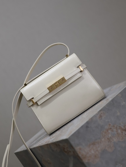 Manhattan mini_腋下/斜挎包
曼哈頓的經典造型，給人一種氣場很大的感覺！全包採用原廠牛皮精心製作，翻蓋中央的金屬搭扣是曼哈頓系列的標誌性元素，包內有一卡袋，無其他多餘隔層，所以自重超級輕！可以肩背 斜挎及腋下背法。整體風格幹練又率性，是超級簡約耐看又大方的款式！
型號：727766
尺寸：19×14×4cm