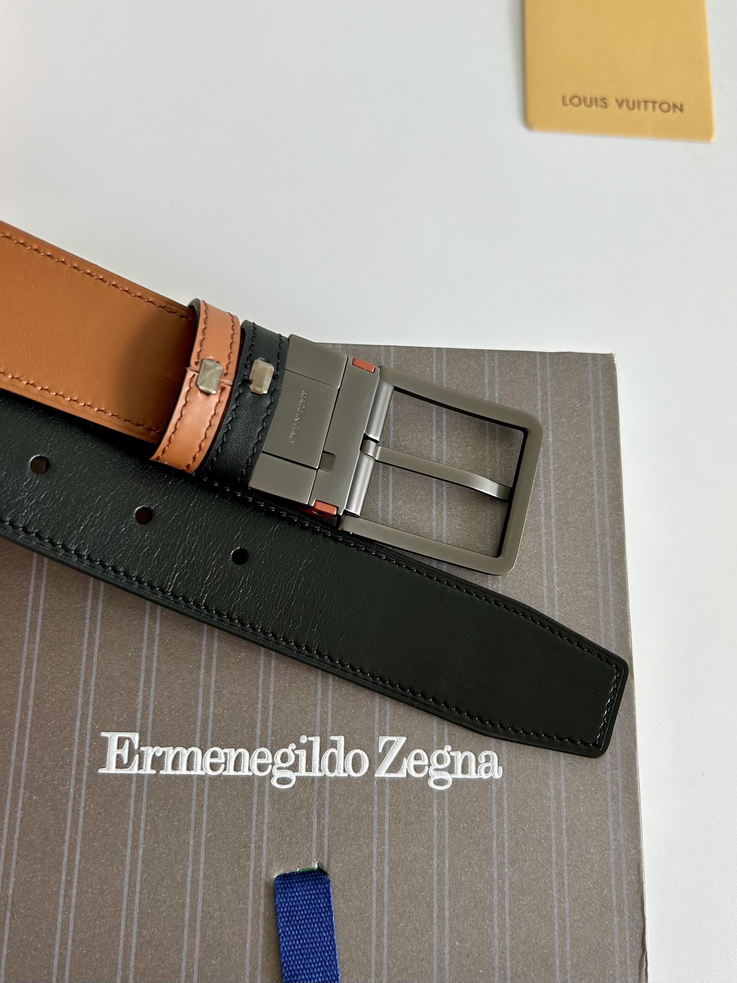 傑尼亞【Zegna】何謂當代男士 活動造型 系列，新款純銅旋轉針扣，雙面可用 隨心搭配，寬3.5cm，男士風尚的全新概念.