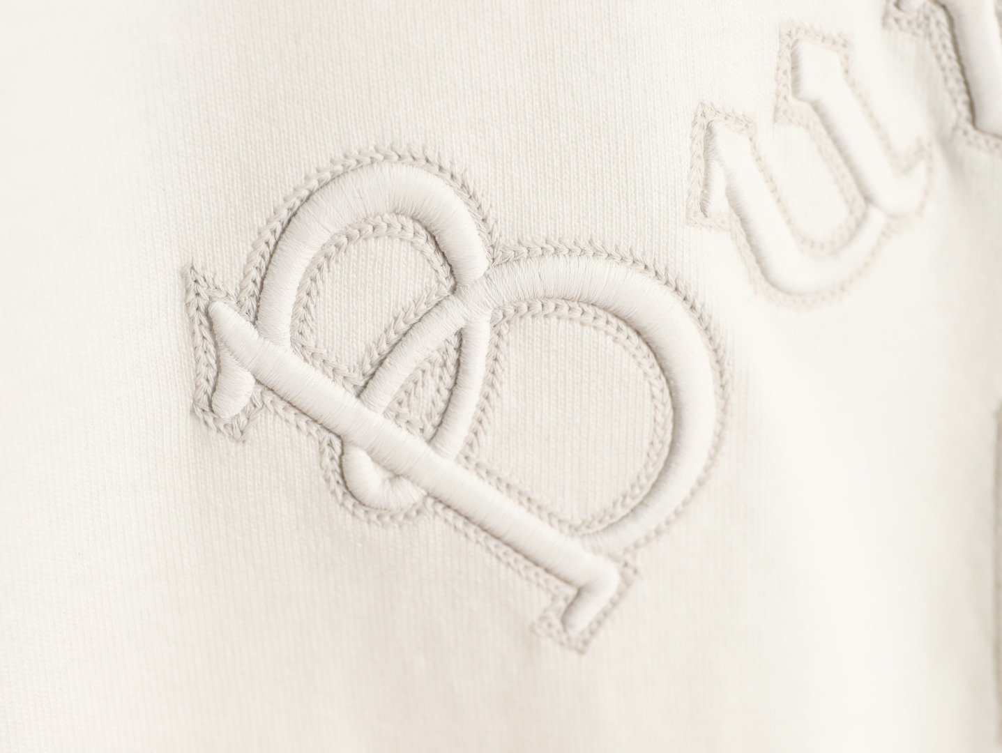 🔝BURBERRY巴寶莉BBR 哥特體刺繡短袖T恤
正品購入，100%洗後維斯棉235克，舒彈羅紋285克，進口刺繡，面料酵洗，定制1：1商標，寬松版型
B Size：S-XL