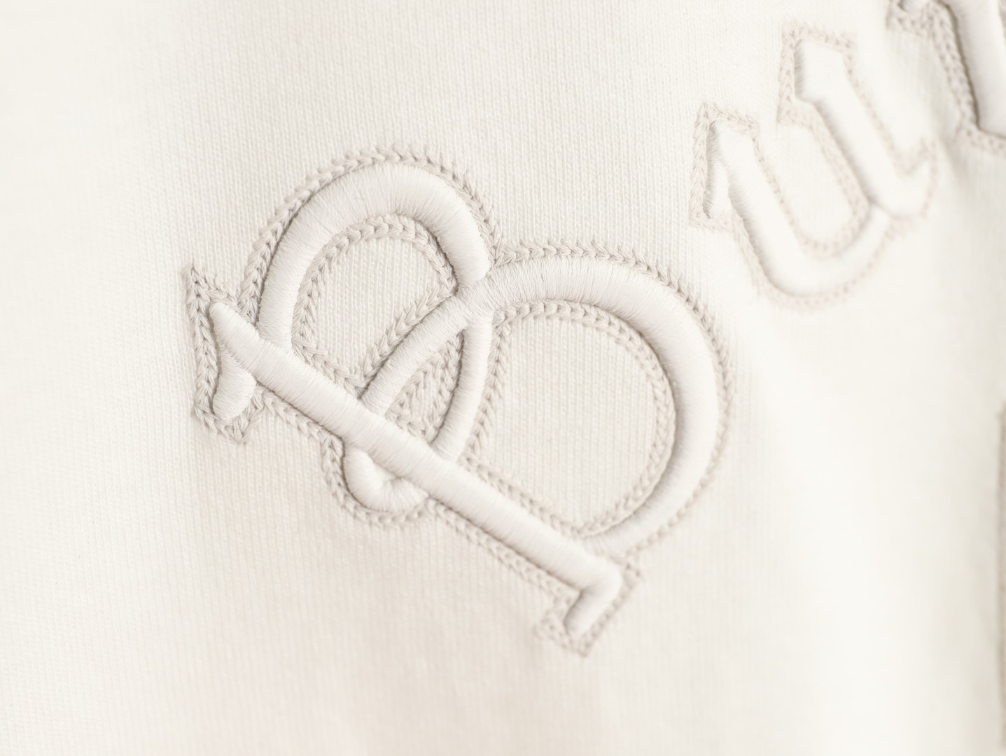 🔝BURBERRY巴寶莉BBR 哥特體刺繡短袖T恤
正品購入，100%洗後維斯棉235克，舒彈羅紋285克，進口刺繡，面料酵洗，定制1：1商標，寬松版型
B Size：S-XL