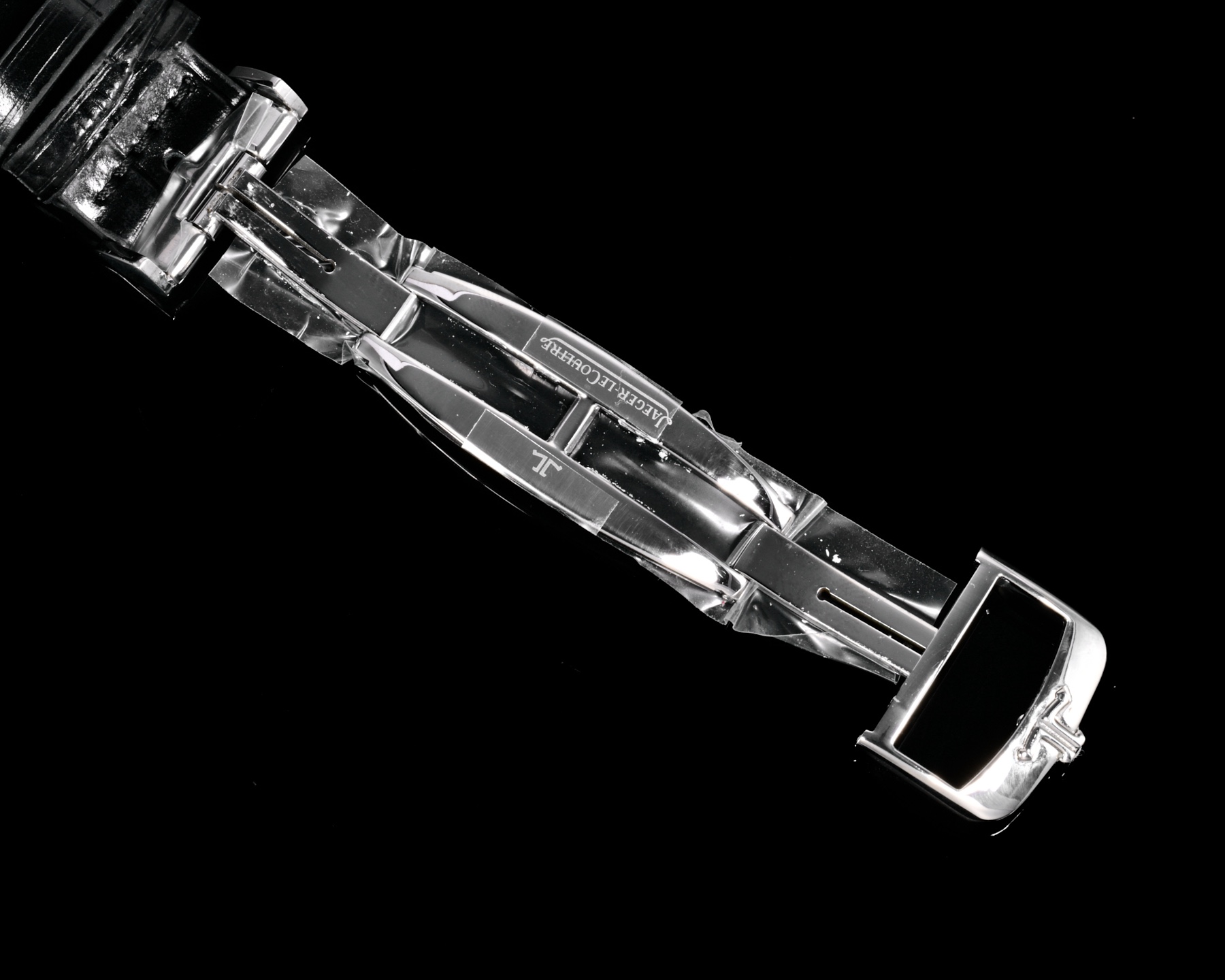 Factory出品
【市場最高版本】JL積家 各路大咖都叫它大醜 其實賦予的是極高贊美 論品味與外觀 在鐘錶界有著舉足輕重的地位 戴出去怎麼都是長臉 各種彰顯品味 Master 地理學家大師系列 Q1428421 復刻版全新升級 多功能腕表 升級Cal.939A機芯 打磨效果更近原裝 升級軸 自動陀為玫金邊 字面紋路清晰 功能：日期顯示 雙時區 動力儲備顯示 316L精鋼  直徑42mm  原裝折疊扣！V+ Factory匠心之作 值得你擁有！