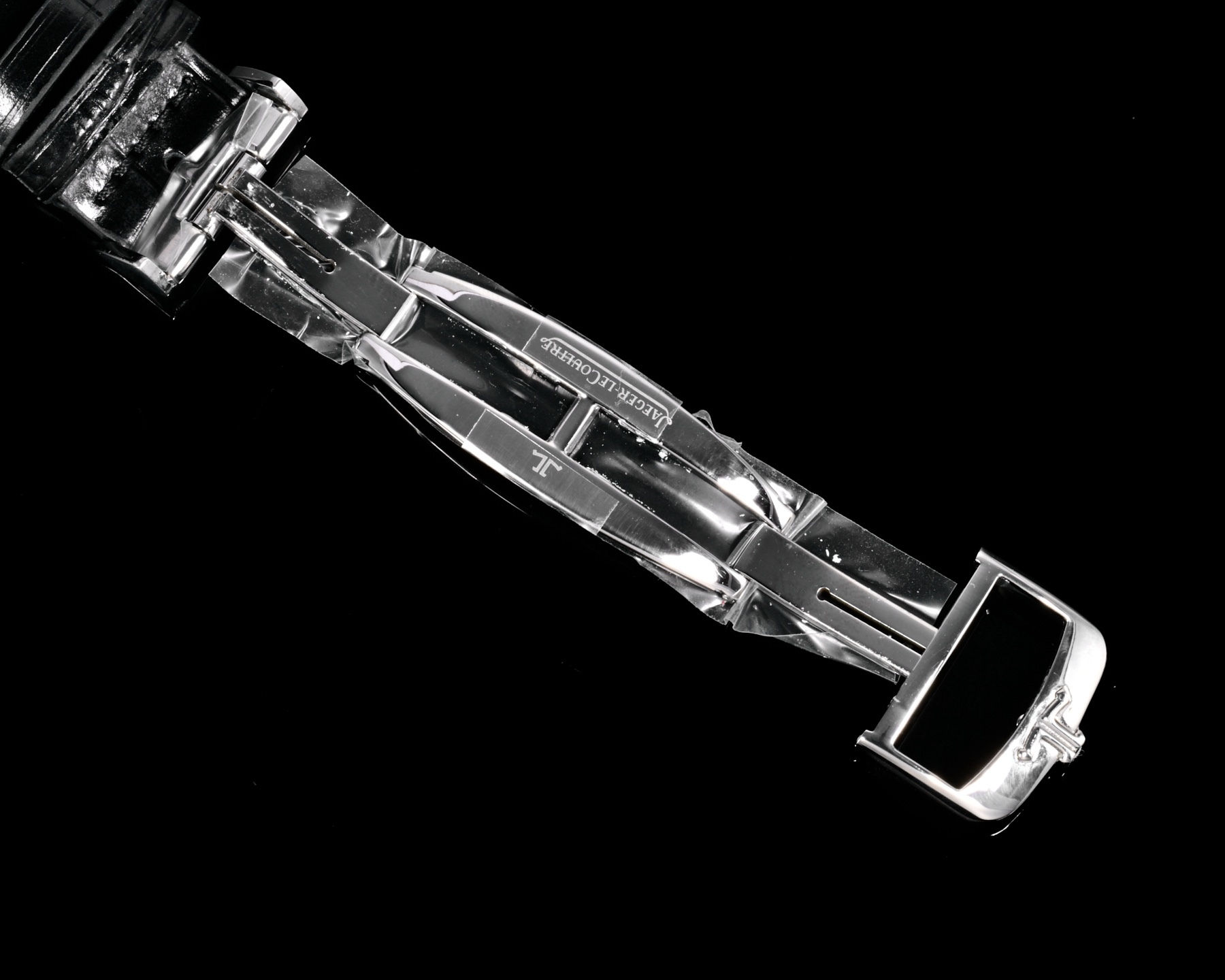 Factory出品
【市場最高版本】JL積家 各路大咖都叫它大醜 其實賦予的是極高贊美 論品味與外觀 在鐘錶界有著舉足輕重的地位 戴出去怎麼都是長臉 各種彰顯品味 Master 地理學家大師系列 Q1428421 復刻版全新升級 多功能腕表 升級Cal.939A機芯 打磨效果更近原裝 升級軸 自動陀為玫金邊 字面紋路清晰 功能：日期顯示 雙時區 動力儲備顯示 316L精鋼  直徑42mm  原裝折疊扣！V+ Factory匠心之作 值得你擁有！