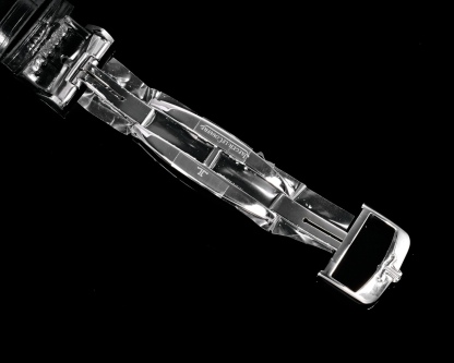 Factory出品
【市場最高版本】JL積家 各路大咖都叫它大醜 其實賦予的是極高贊美 論品味與外觀 在鐘錶界有著舉足輕重的地位 戴出去怎麼都是長臉 各種彰顯品味 Master 地理學家大師系列 Q1428421 復刻版全新升級 多功能腕表 升級Cal.939A機芯 打磨效果更近原裝 升級軸 自動陀為玫金邊 字面紋路清晰 功能：日期顯示 雙時區 動力儲備顯示 316L精鋼  直徑42mm  原裝折疊扣！V+ Factory匠心之作 值得你擁有！