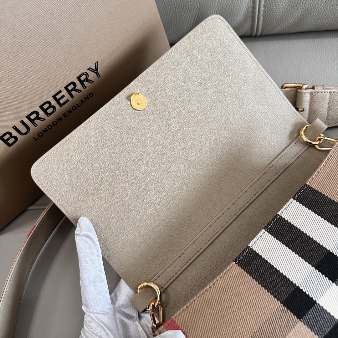 B家最新格紋挎包配上寬肩帶 💕肩帶長短可以自動調節，單肩斜挎包手拿，隨心所欲 
進口小牛皮拼帆布格紋實用性超絕，日常通勤、逛街出行，所需物品都能輕鬆裝下 尺寸24x17x9型號0251