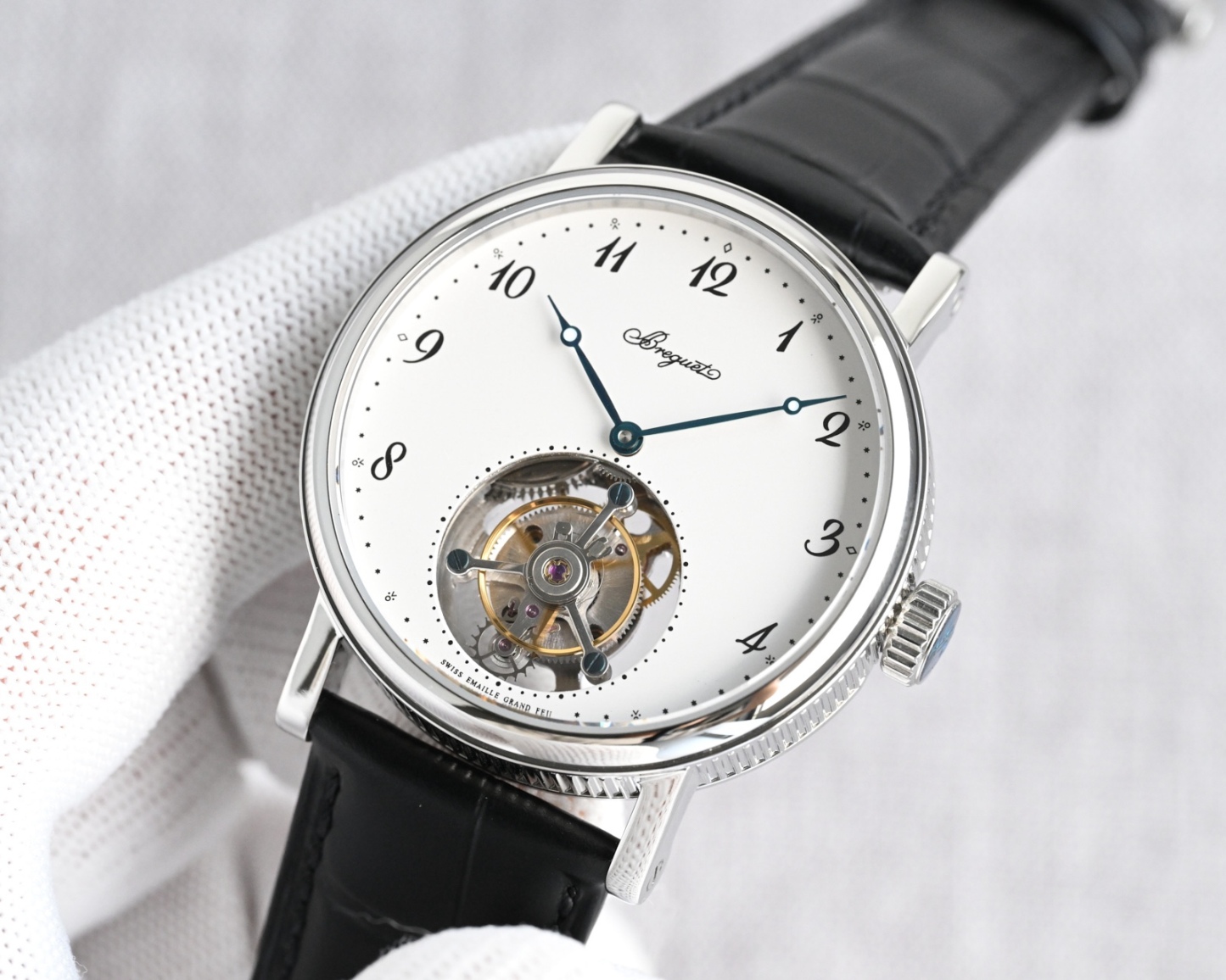 TW Factory  224年前，阿伯拉罕-路易·寶璣 🏅️KF1 先生在他所創立的巴黎鐘錶堤岸制表工坊中，寶肌 創造了制表史上令無數人贊嘆的陀飛輪調速裝置。這一無比複雜的精密機構彰顯了寶璣先生卓然超群的遠見與創想，時至今日仍對高級制表業有著重要意義。至今，陀飛輪的作用和意義已不僅是提高走時的精准度，📸而是譜寫了制表領域的輝煌篇章。寶璣陀飛輪時計臻品在百年徵程中不斷創新，超越自我，集精湛機械製造技藝與深厚美學原理於一身，創制出演繹複雜迷人的機械世界。腕表的表冠上刻有著名的寶璣品牌標誌