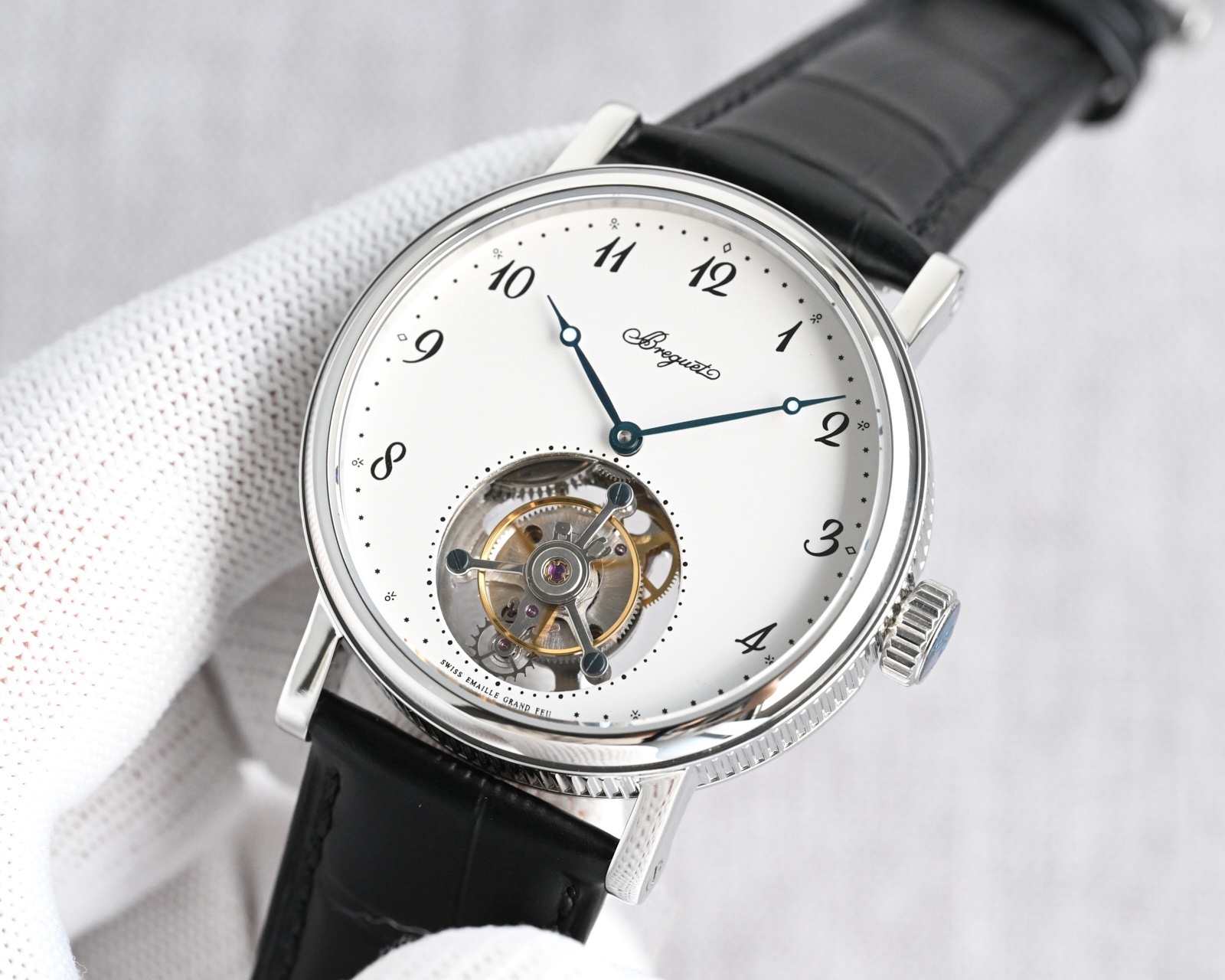 TW Factory  224年前，阿伯拉罕-路易·寶璣 🏅️KF1 先生在他所創立的巴黎鐘錶堤岸制表工坊中，寶肌 創造了制表史上令無數人贊嘆的陀飛輪調速裝置。這一無比複雜的精密機構彰顯了寶璣先生卓然超群的遠見與創想，時至今日仍對高級制表業有著重要意義。至今，陀飛輪的作用和意義已不僅是提高走時的精准度，📸而是譜寫了制表領域的輝煌篇章。寶璣陀飛輪時計臻品在百年徵程中不斷創新，超越自我，集精湛機械製造技藝與深厚美學原理於一身，創制出演繹複雜迷人的機械世界。腕表的表冠上刻有著名的寶璣品牌標誌