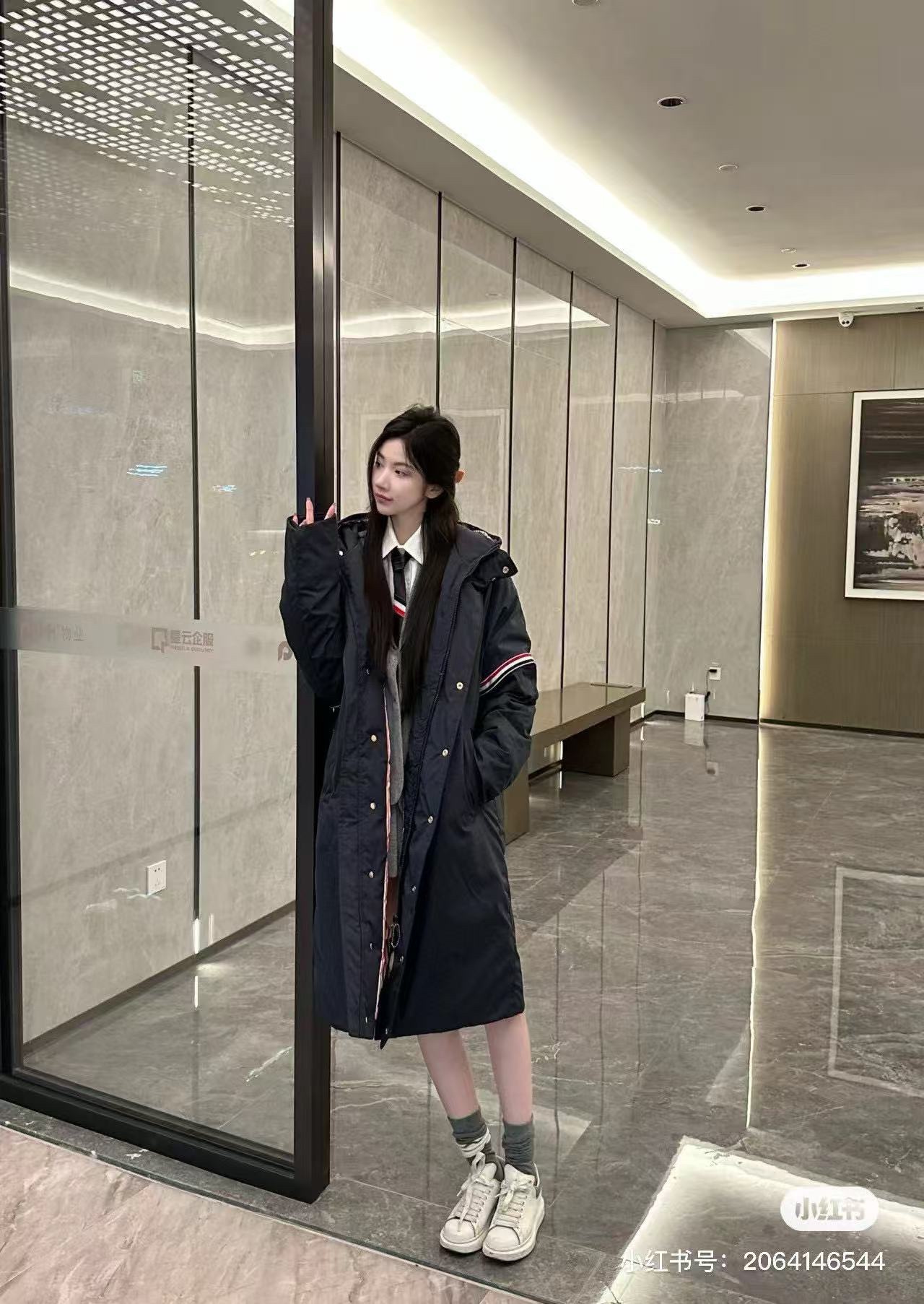 Thom Browne/湯姆布朗 袖標織帶長款羽絨服
採用進口90鴨絨填充 內外里加雙層內膽不會跑毛 高密度防風抗寒功能性面料 手感柔軟舒適  工藝更是精湛 嚴防鑽絨 採用國際先進的真空充絨技術 增加空氣隔層 不損傷羽線 能保持羽原有的柔軟性、彈性及手感 將羽絨的保暖性發揮到最佳！
N Size :1-3