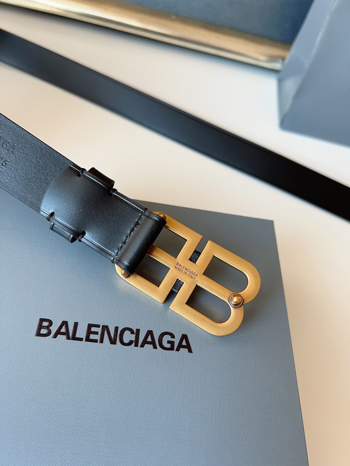 巴黎世家（Balenciaga）寬度3.0cm 是法國的奢侈品牌，作為時尚界最具影響力品牌之一的地位。設計師源於：都市時尚潮流獨特的設計風格，採用進口小牛皮製作；搭配純銅復古五金，使其更具魅力。值得擁有的百搭精品！
