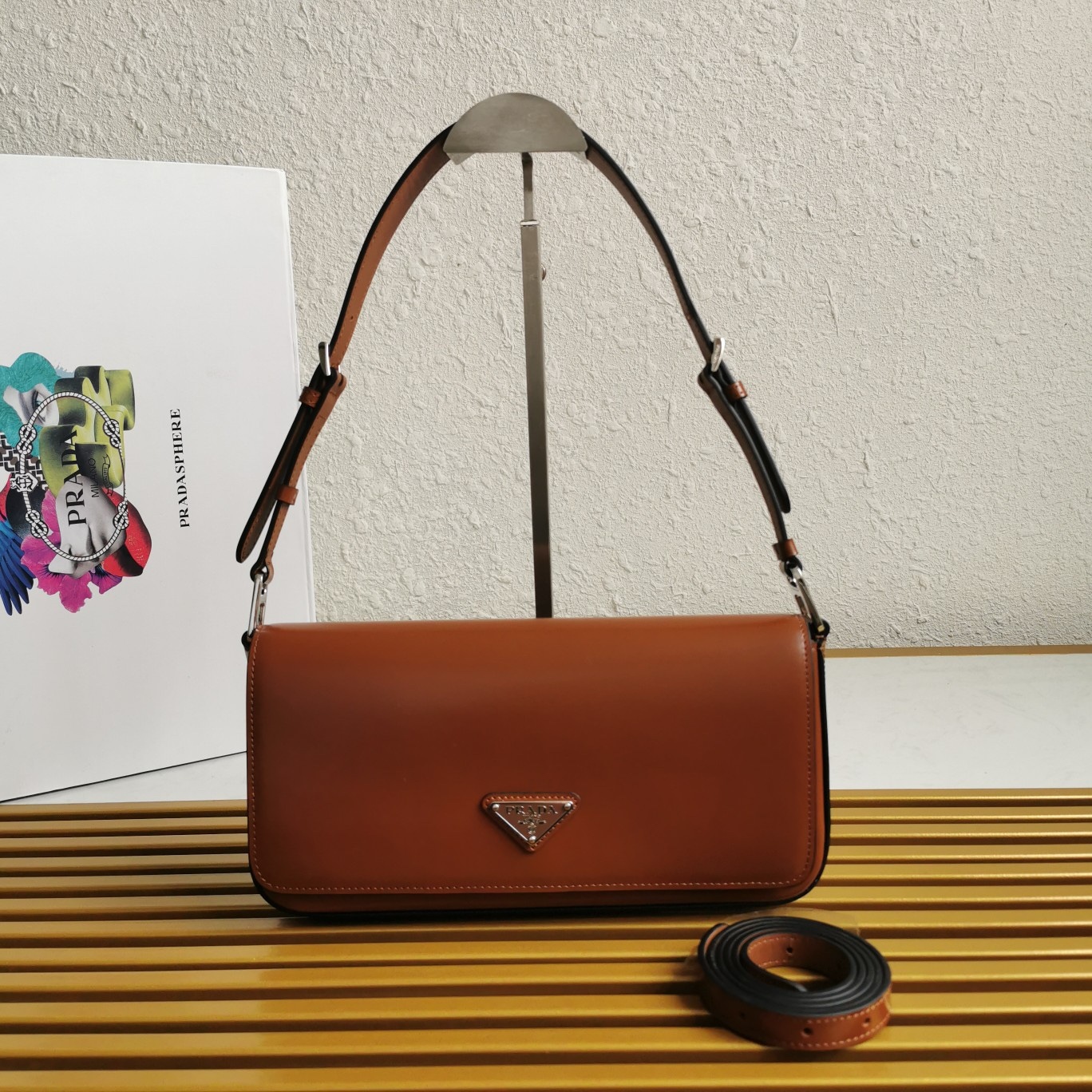 【 原單】🌹新款1BD323🎉🎉這款翻蓋式單肩包以充滿現代感👏採用進口牛皮，配有兩條可拆卸可交換長短肩帶。單肩/斜跨都可以。簡約優雅風尚、一眼相中復古又高級的包包，背上身秒變氣質女孩，容量空間大，各種百搭又時尚😘又是一款永久不過時暴款🙊趕緊入手吧🎉尺寸：長26x高12x底4.8cm🎉🎉🎉👏👏！