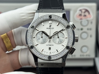 （实拍圖）升級版宇舶hublot恆寶表經典融合CLASSIC FUSION系列，直徑45mm，表殼316L精鋼，耐磨藍寶石玻璃，施華洛世奇鑽石鑲嵌，進口搭載進口7750多巧能計時機芯，還原原裝所有功能，在不同的時空共鳴，如繪畫，如音樂，如時計，獨一無二的HUBLOT最配獨一無二的他，經典融合計時腕表。