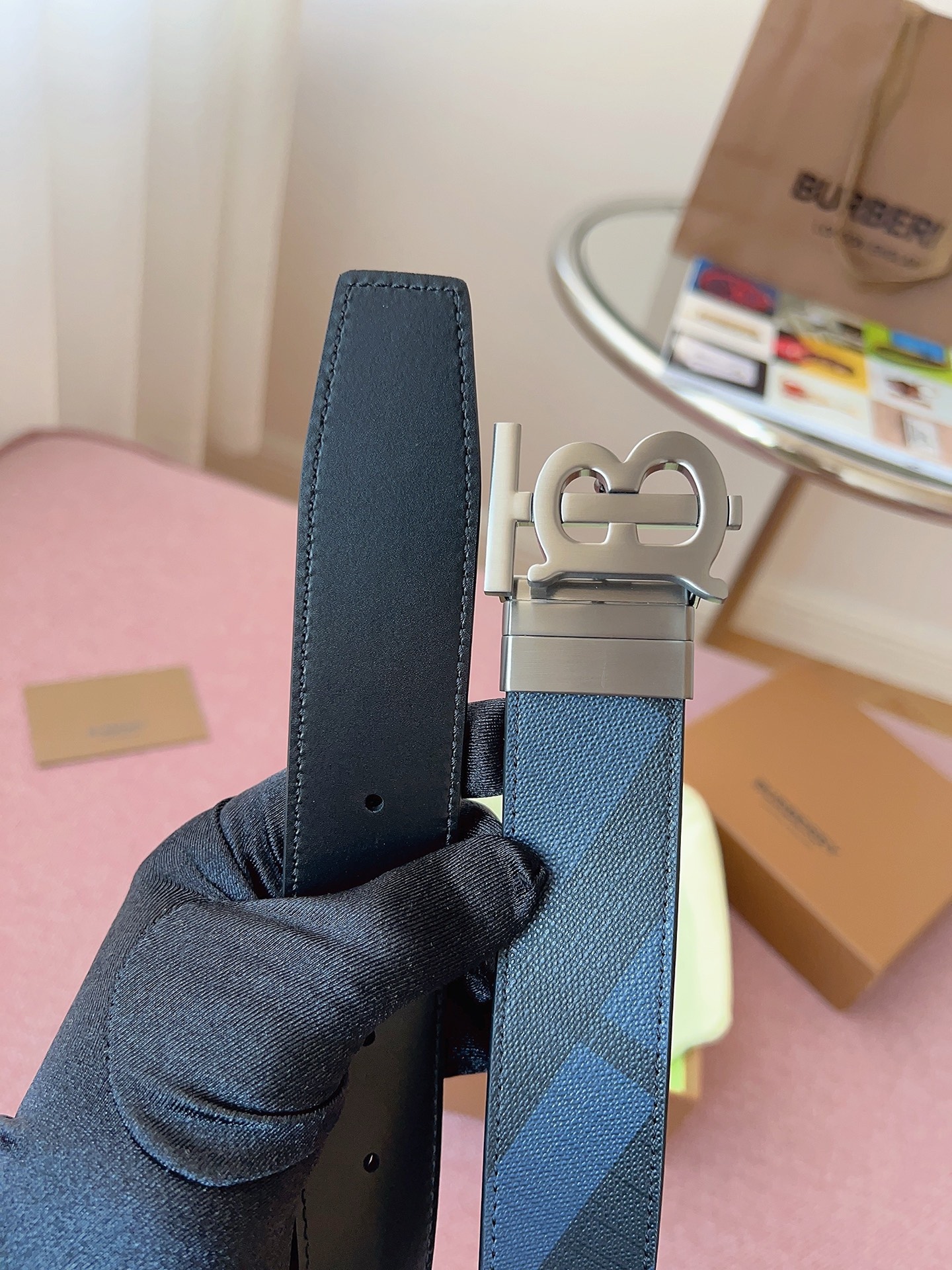 
Burberry博柏利品牌始終秉承傳統精髓，彰顯卓爾不凡的匠制工藝，優雅率性的英倫設計與銳意革新的時尚理念。3.5cm