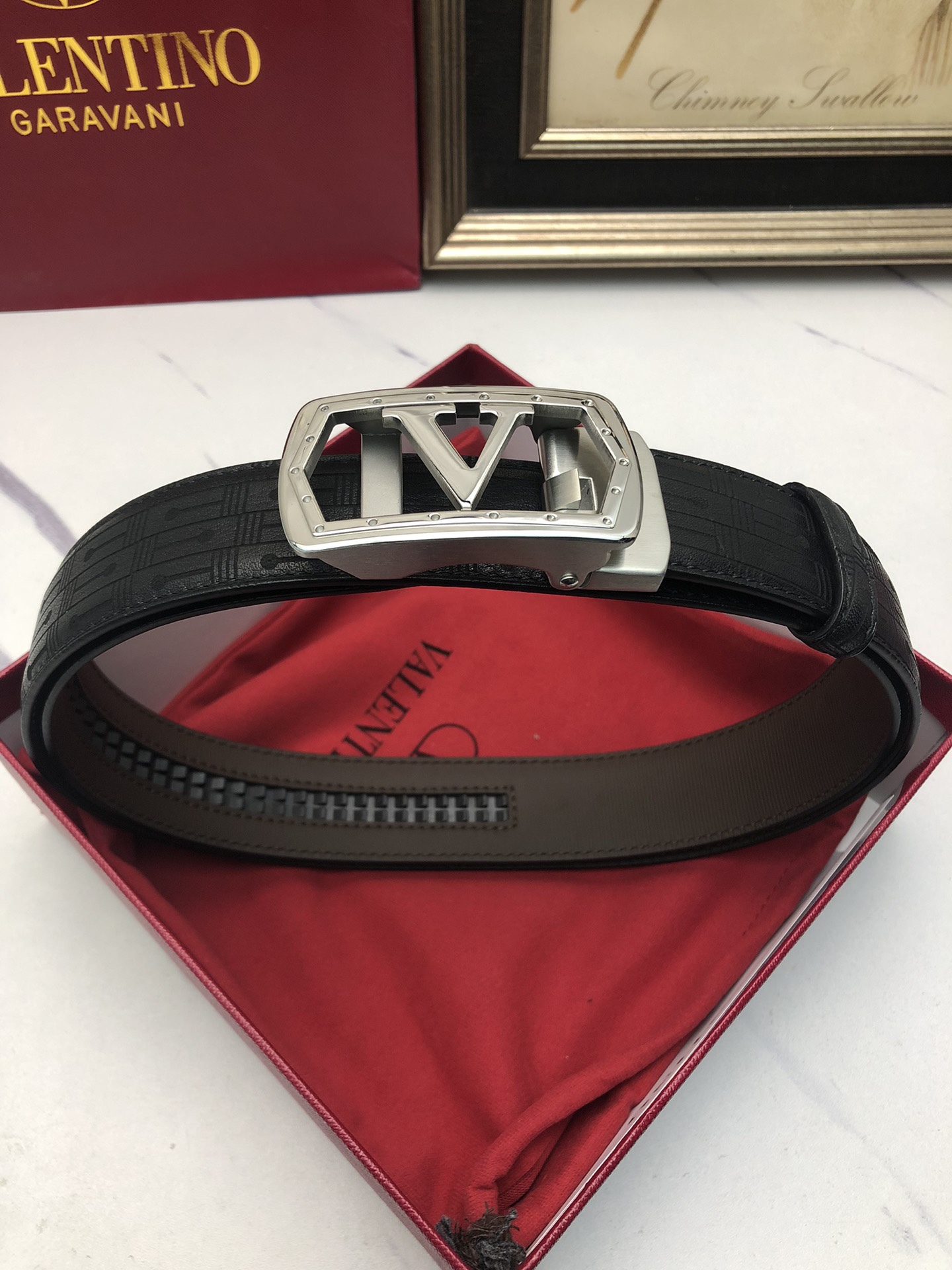 華倫天奴：原單頭層牛皮燙印花紋面，內襯頭層小牛皮底，搭配原單自動扣，可裁剪的自動帶，此款腰帶面雙採用意大利原定廠制進口牛皮帶身 ，對專版櫃足寬3.5