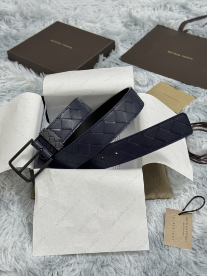 BOTTEGA VENETA   3.5cm   
手工編織牛皮經典之作
每個細節都體現出至高的品味和格調
整體造型增添優雅韻味  
低調奢華的典範
優雅迷人氣息
精緻的手工藝製作。