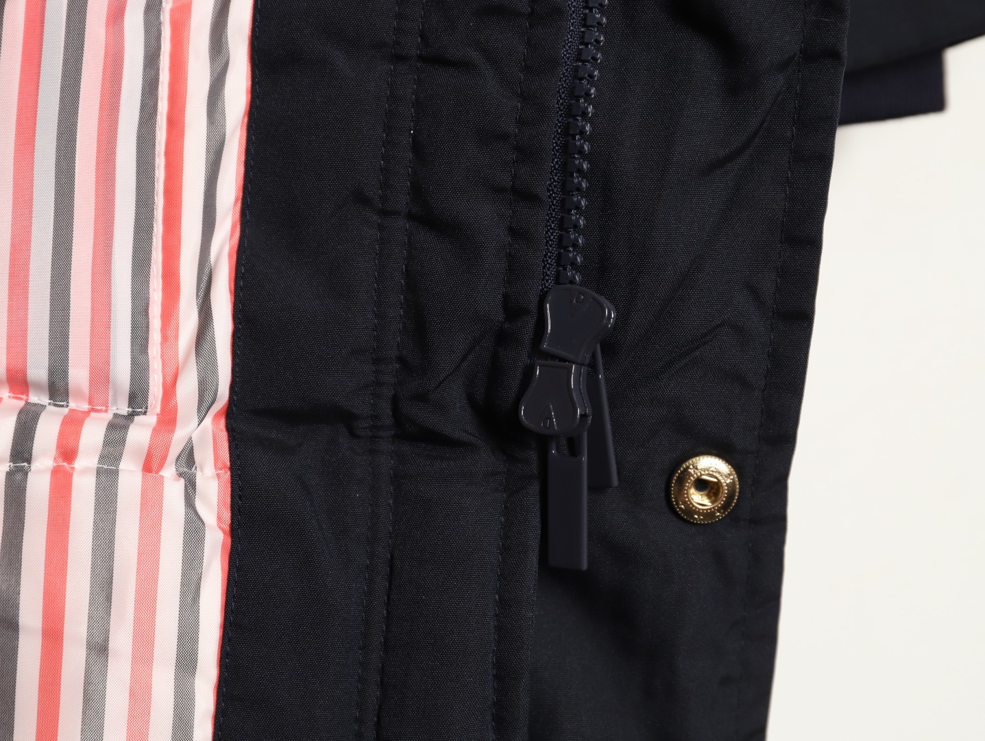 Thom Browne/湯姆布朗 袖標織帶長款羽絨服
採用進口90鴨絨填充 內外里加雙層內膽不會跑毛 高密度防風抗寒功能性面料 手感柔軟舒適  工藝更是精湛 嚴防鑽絨 採用國際先進的真空充絨技術 增加空氣隔層 不損傷羽線 能保持羽原有的柔軟性、彈性及手感 將羽絨的保暖性發揮到最佳！
N Size :1-3