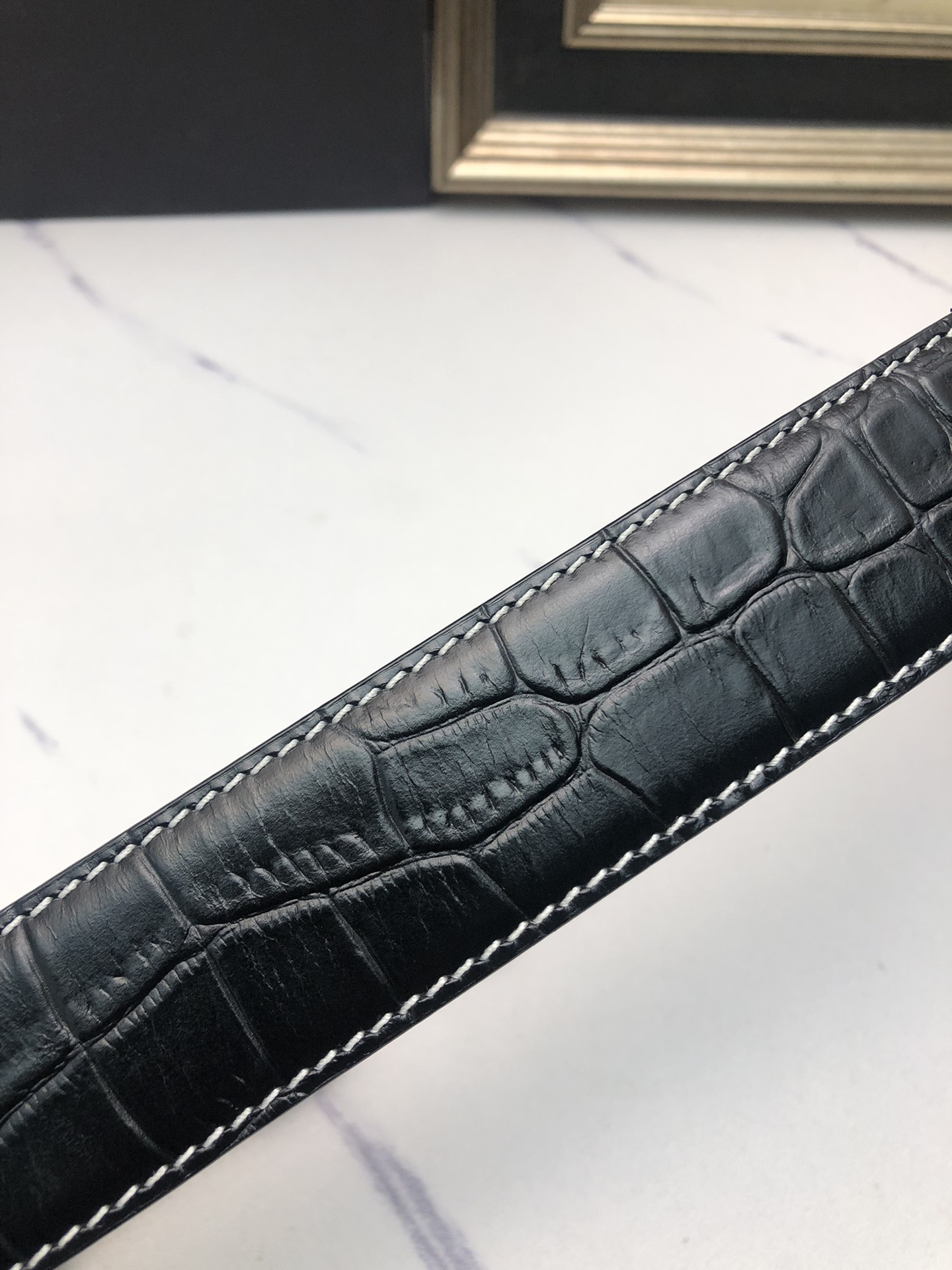 阿曼妮：原單頭層牛皮鰐魚紋面，內襯頭層小牛皮底，搭配原單自動扣，可裁剪的自動帶，此款腰帶面雙採用意大利原定廠制進口牛皮帶身 ，對專版櫃足寬3.5