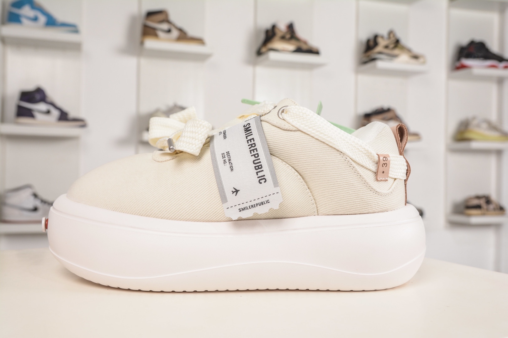 𝐒𝐦𝐢𝐥𝐞𝐫𝐞𝐩𝐮𝐛𝐥𝐢𝐜 SMI 開口笑麵包鞋系列 軟fufu的帆布鞋面透氣不悶腳，暴走一天也不累。5cm的雲朵厚底，悄悄拉長腿部線條，小個子秒變九頭身比例，視覺增高又完全不笨重。
尺碼：35 36 37 38 39 40 41 42 43 44