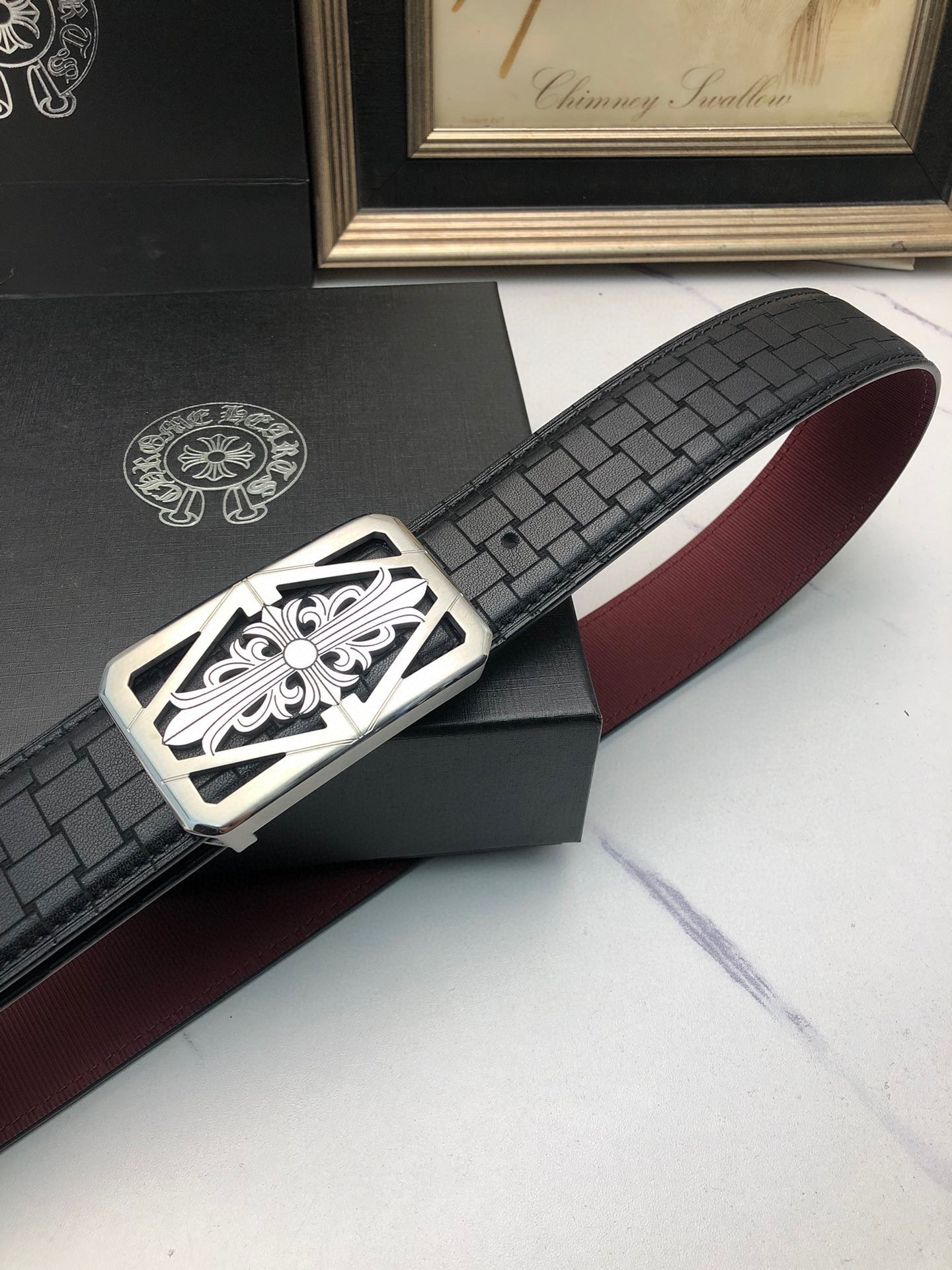 克羅星：原單頭層牛皮燙印花紋面，內襯頭層小牛皮底，搭配原單自動扣，可裁剪的自動帶，此款腰帶面雙採用意大利原定廠制進口牛皮帶身 ，對專版櫃足寬3.5