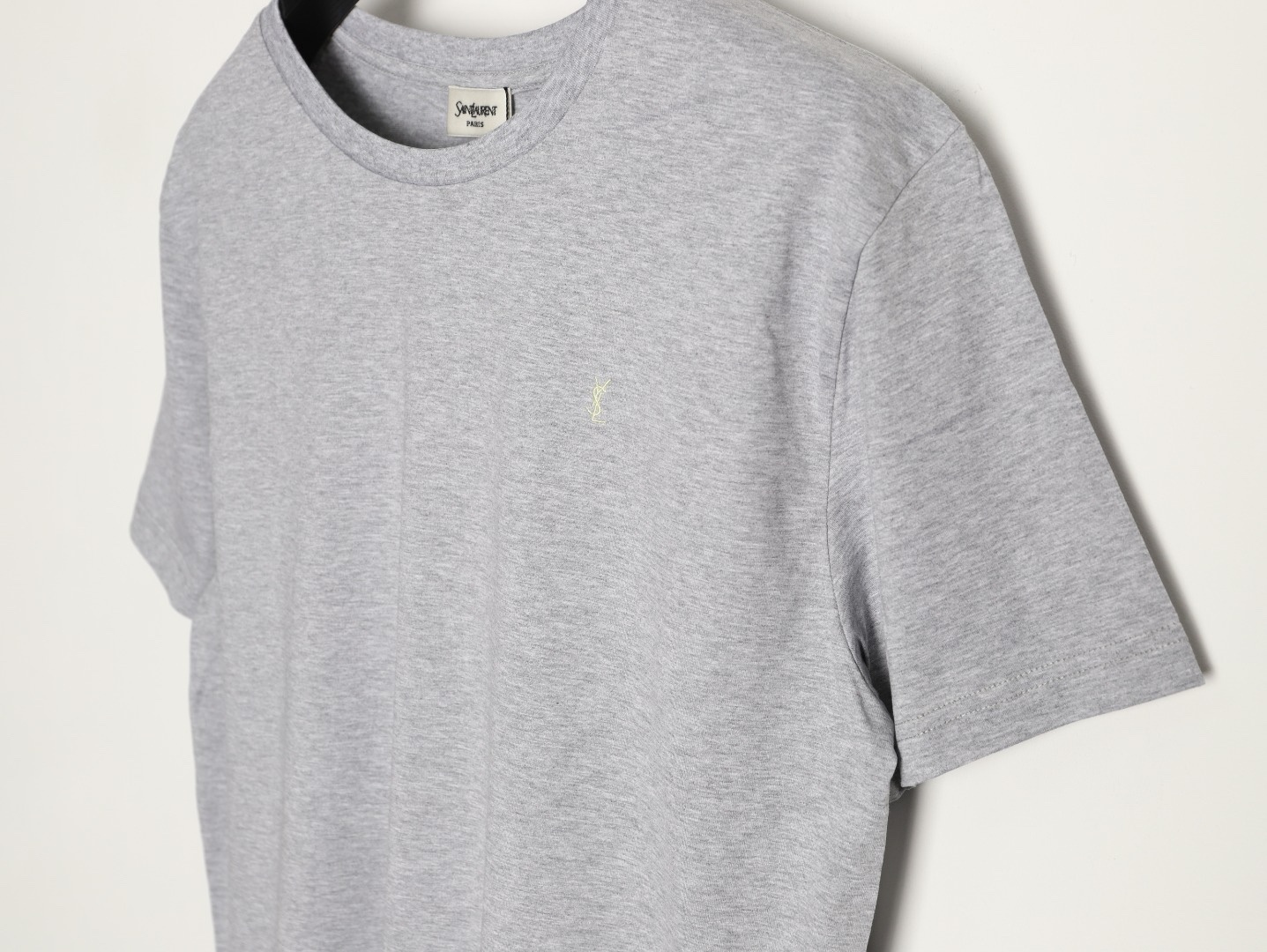 🔝SAINT LAURENT聖羅蘭SLP 小標純色徽標短袖T恤
正品購入開發，50支雙股精品賽爾棉170克，1*1拉架羅紋280克，進口刺繡，面料酵洗，定制1：1商標，寬松版型
B Size：S-XL