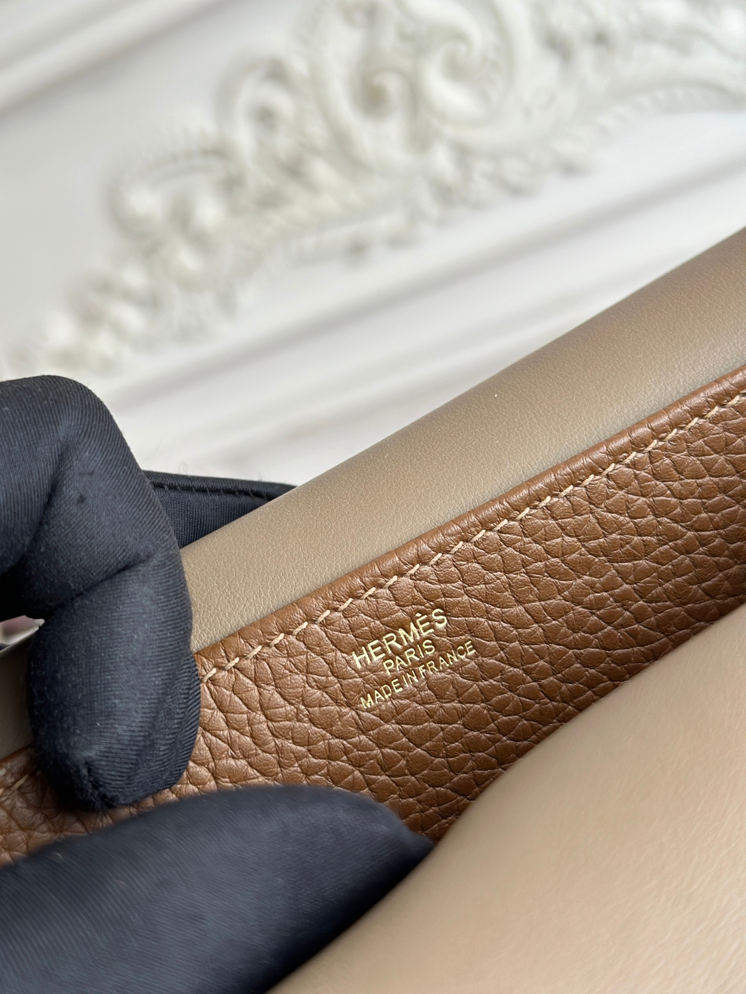 馬蹄包  半手工蠟線	Halzan	
 能滿足各種背法的!!
①手拎包②斜挎包③單肩包④手拿包
togo皮、五金細緻到油邊 無處不精緻√ 
尺寸：25cm